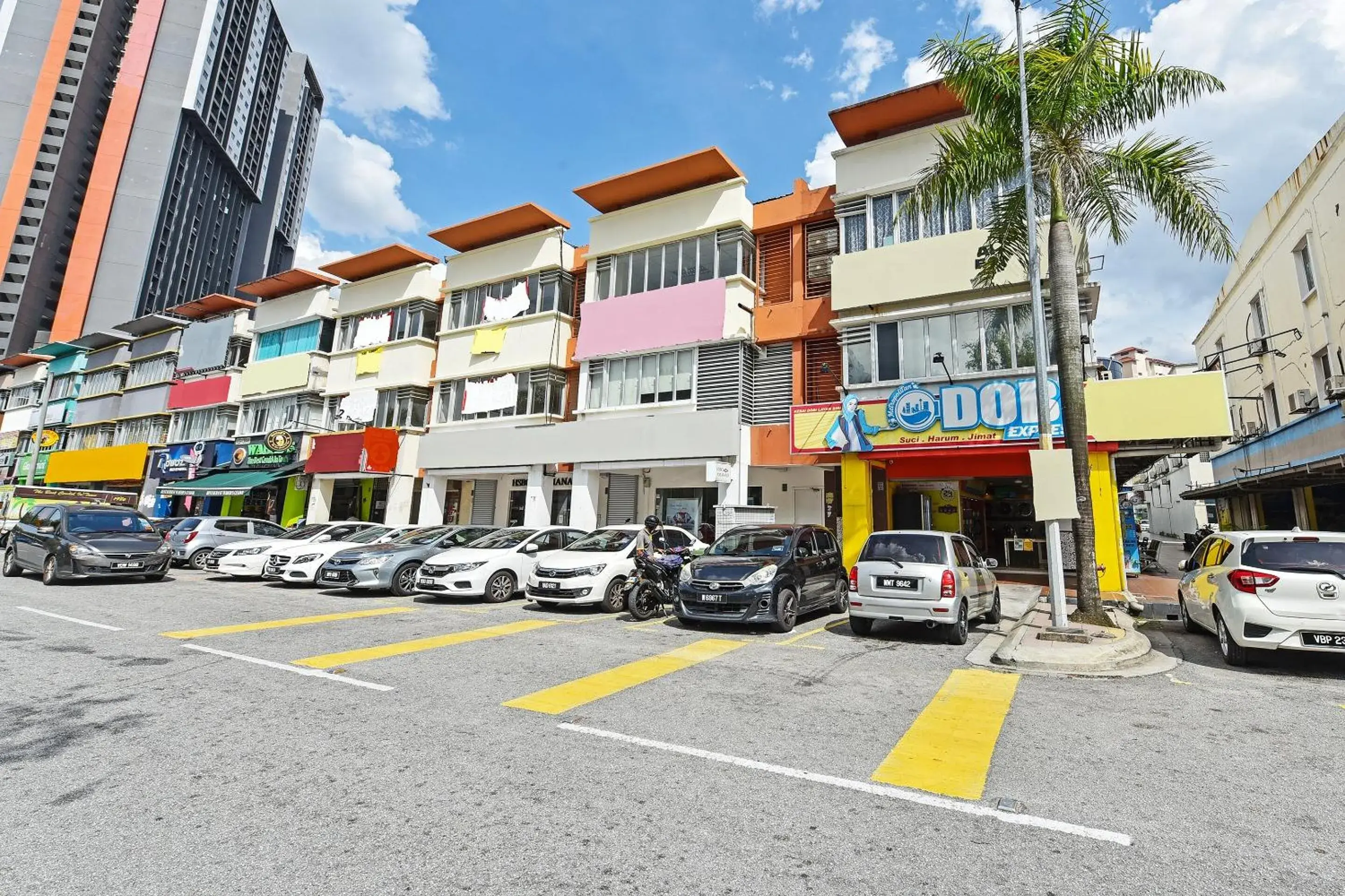 Facade/entrance in Hotel O Sri Rampai Metro Hostel Facade/entrance in Hotel O Sri Rampai Metro Hostel
