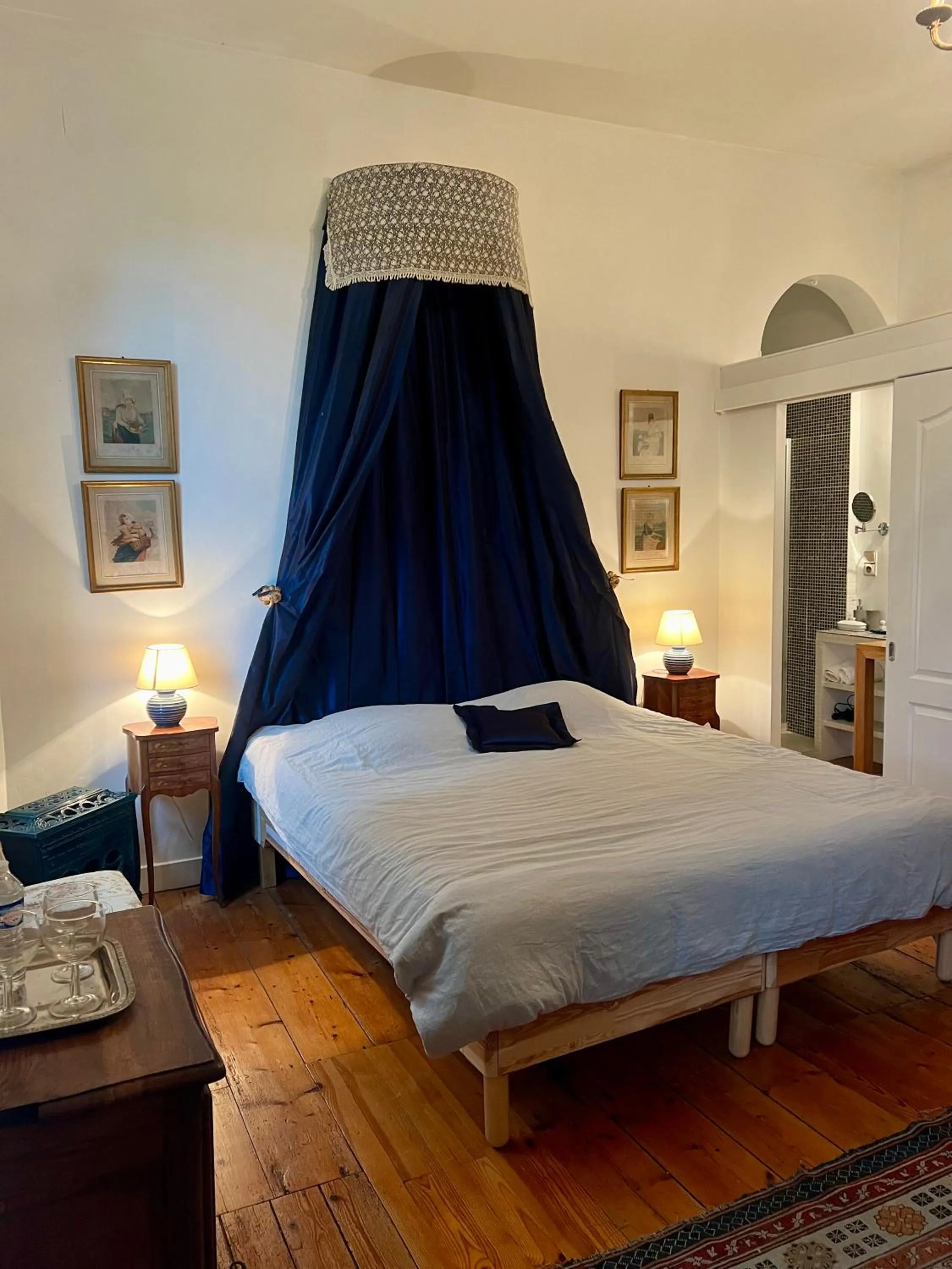 Triple Room with Shower in Château Le Baudou