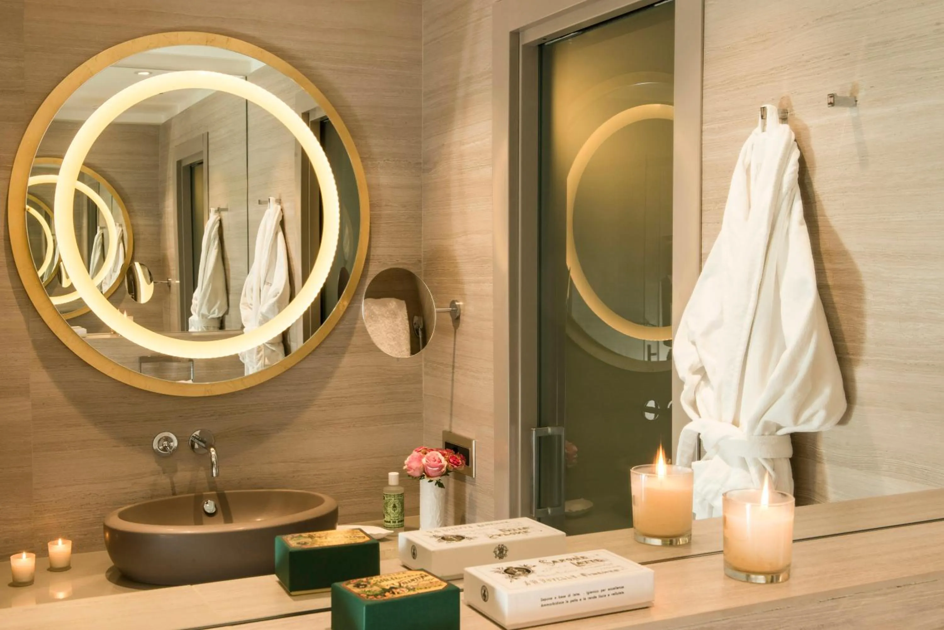 Bathroom in Rosa Grand Milano - Starhotels Collezione