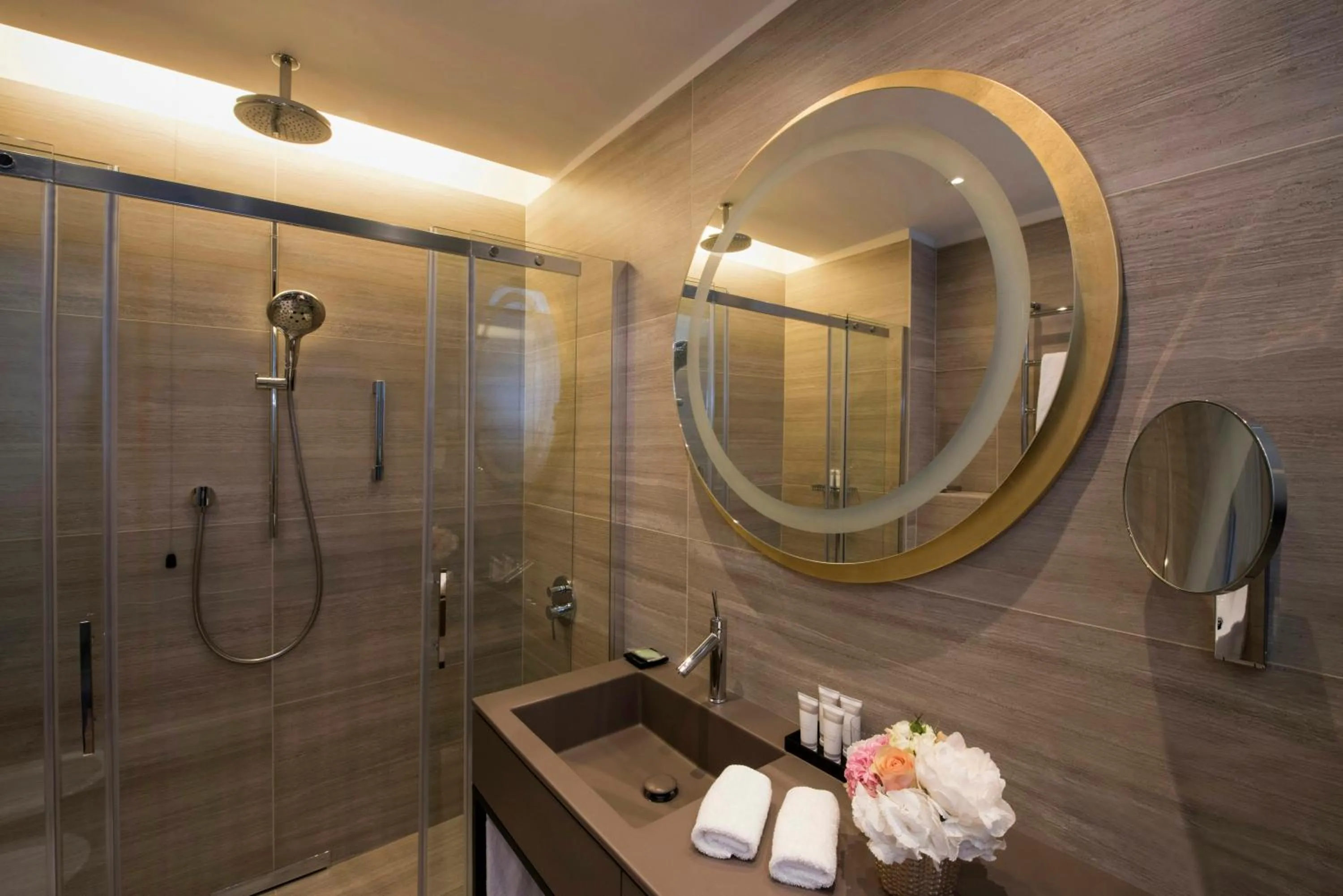 Bathroom in Rosa Grand Milano - Starhotels Collezione