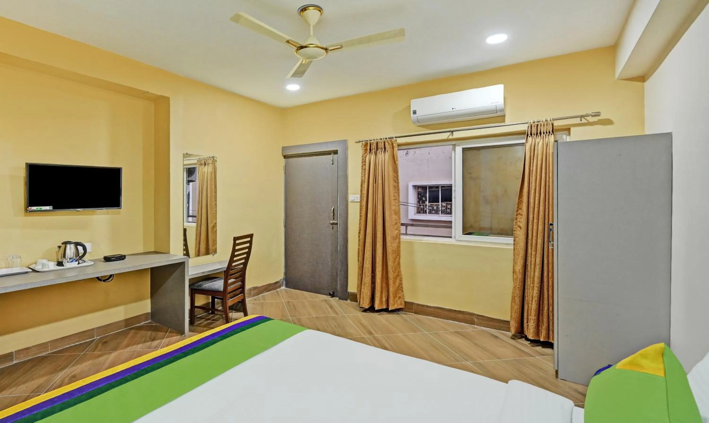 Bedroom, Bed in Treebo Sidhartha Elite