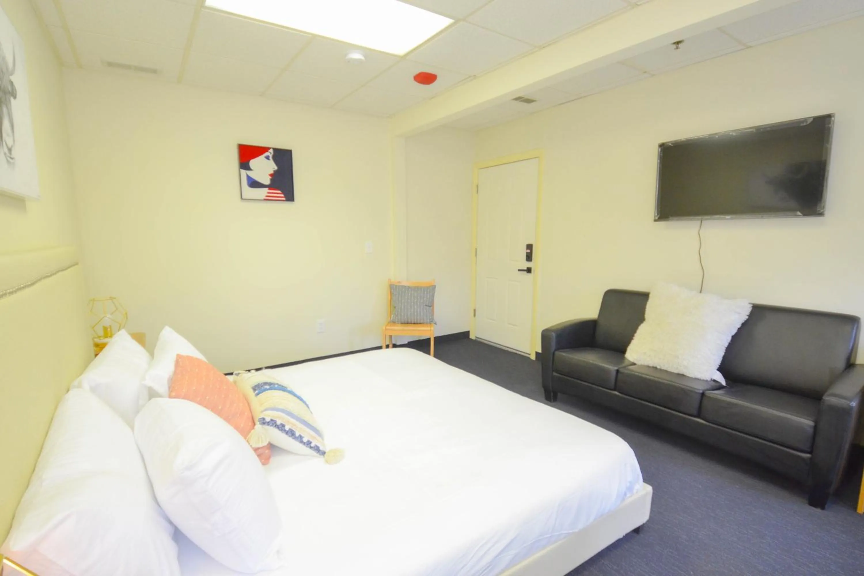 Photo of the whole room in Michie House in College Hill