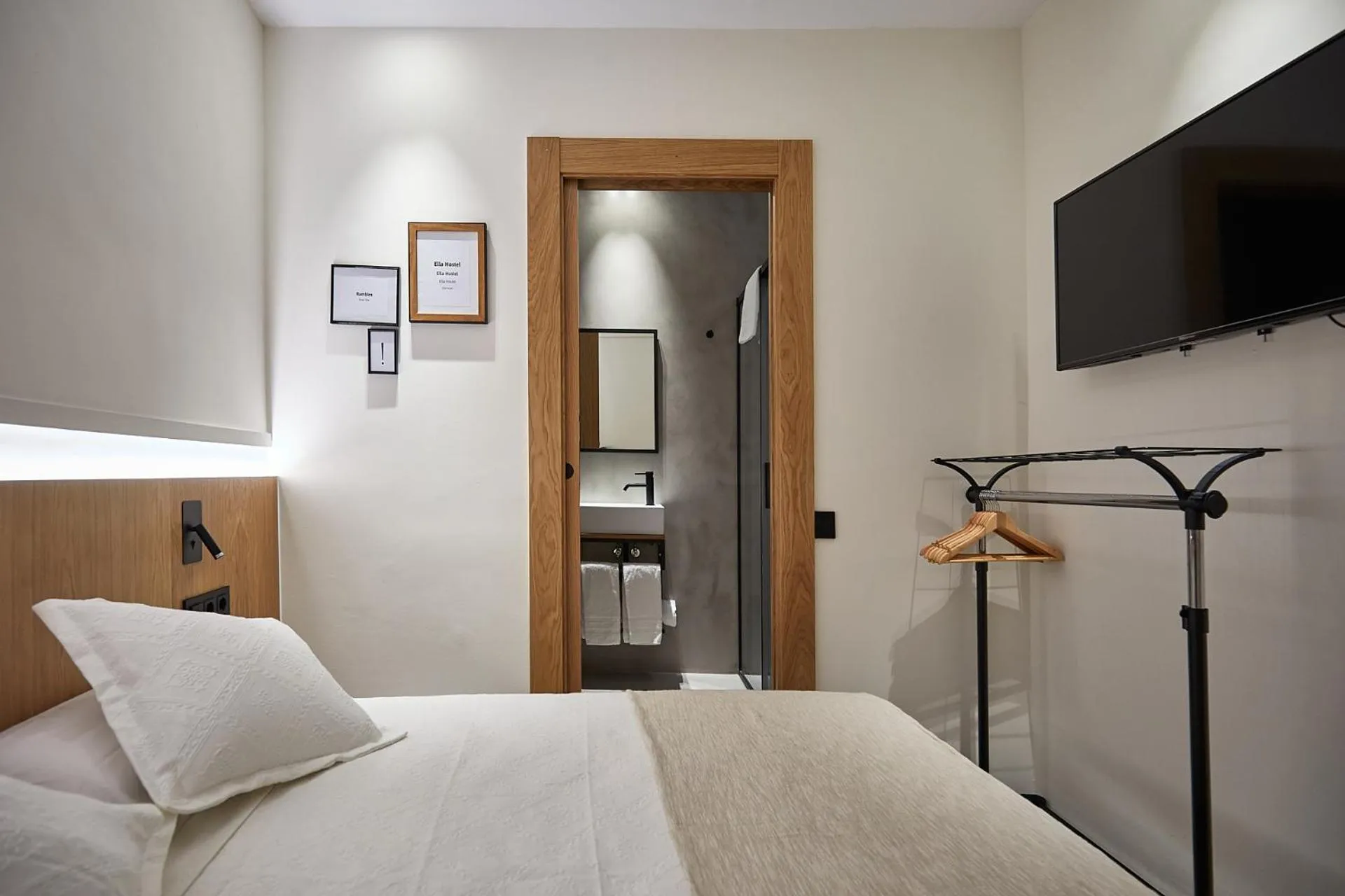 Photo of the whole room, Bed in Ella Hostel Ramblas