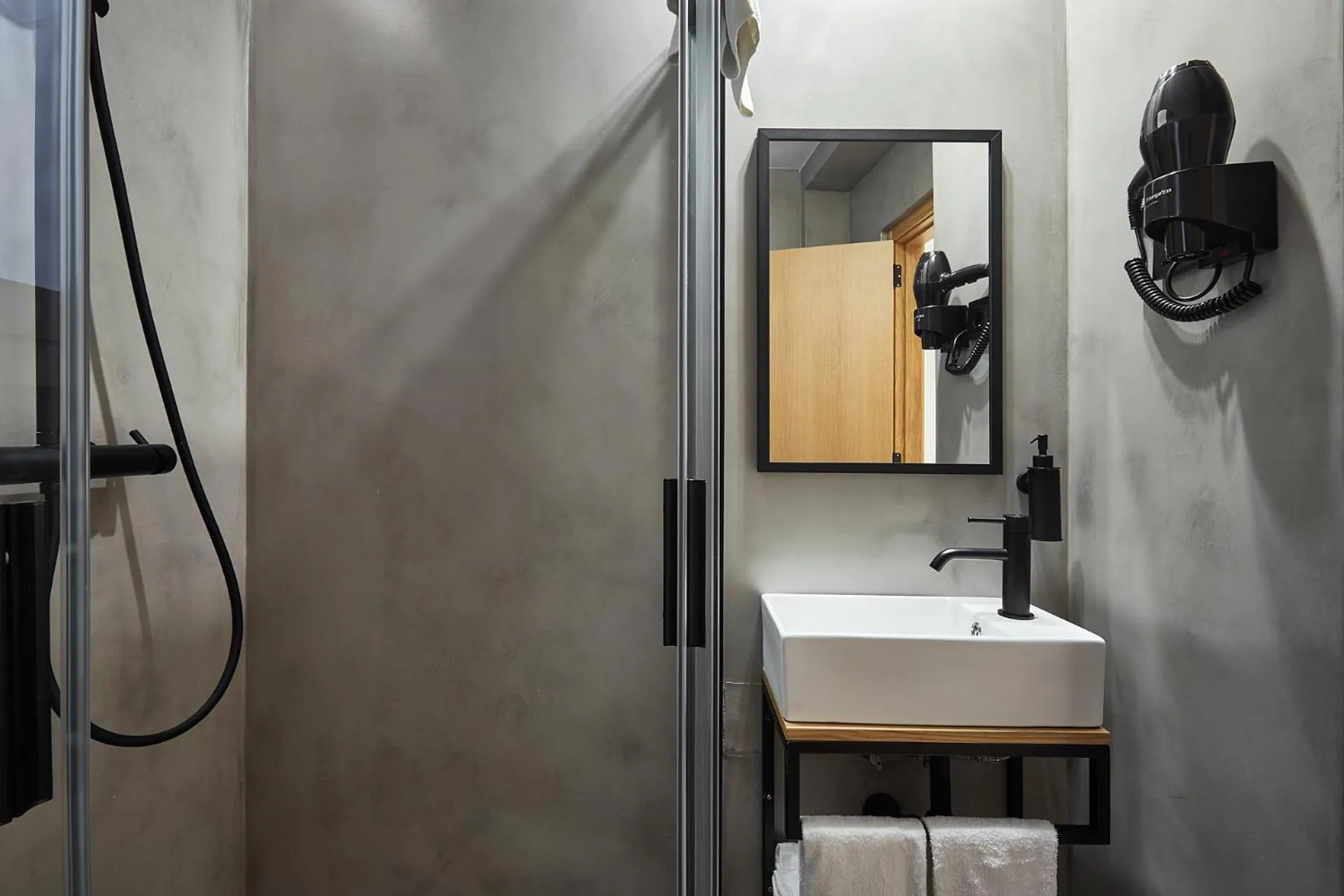 Shower in Ella Hostel Ramblas