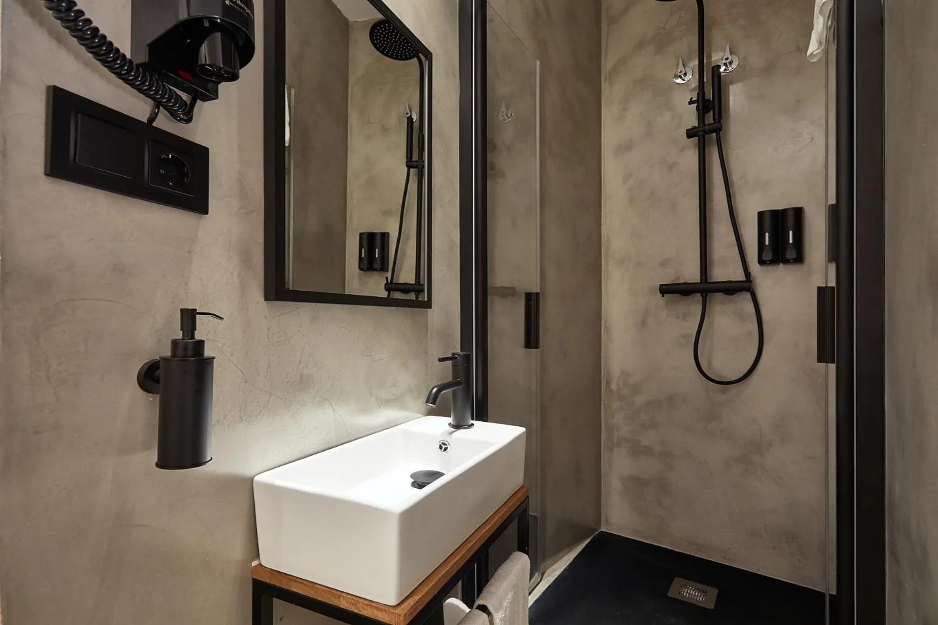 Shower in Ella Hostel Ramblas