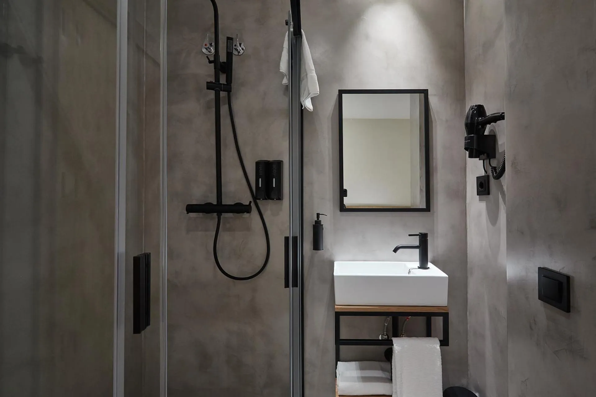 Bathroom in Ella Hostel Ramblas