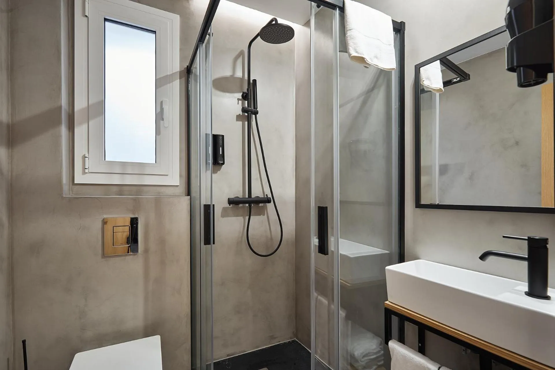 Shower in Ella Hostel Ramblas