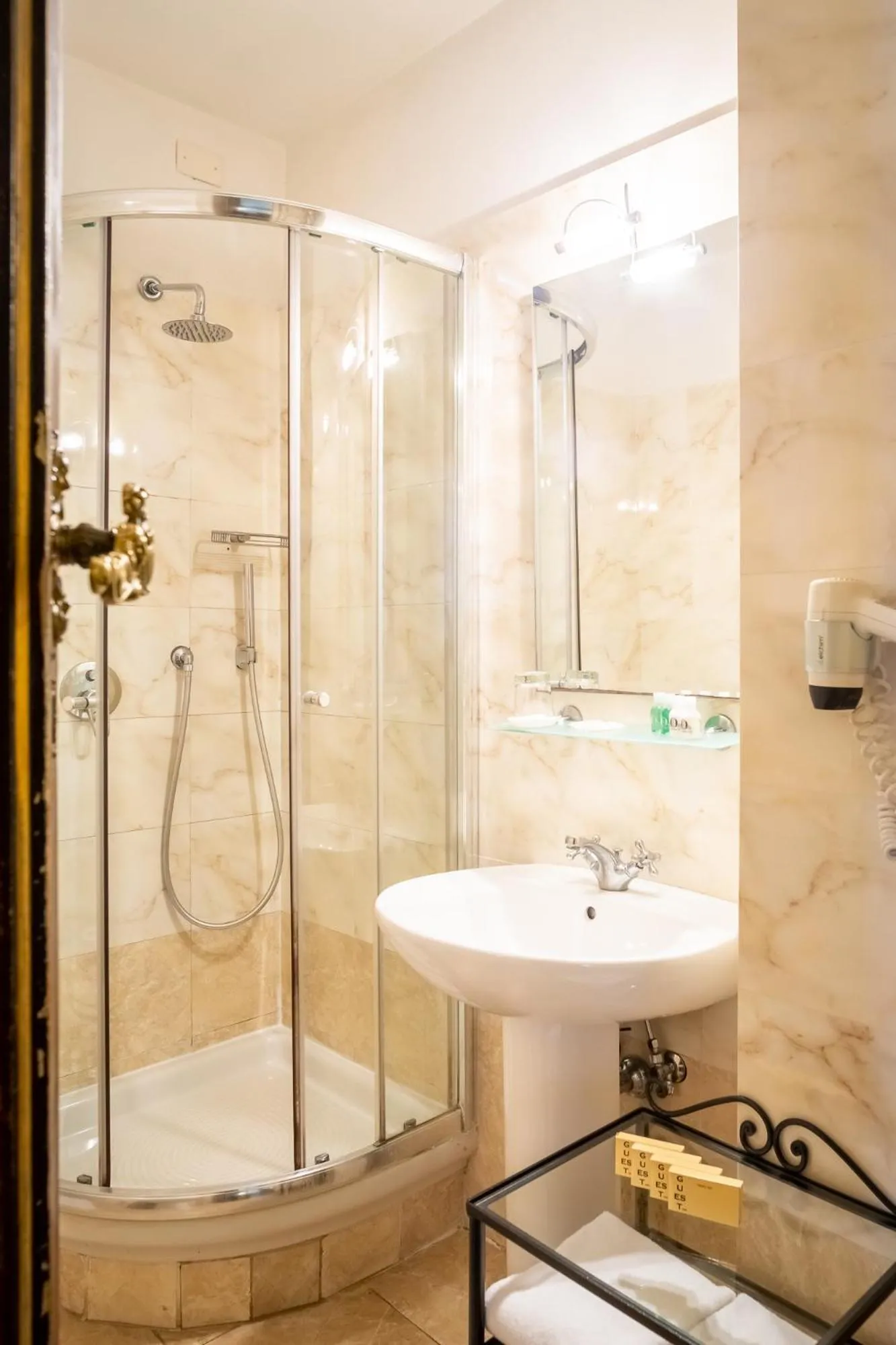 Bathroom in Hotel Bretagna Heritage - Alfieri Collezione