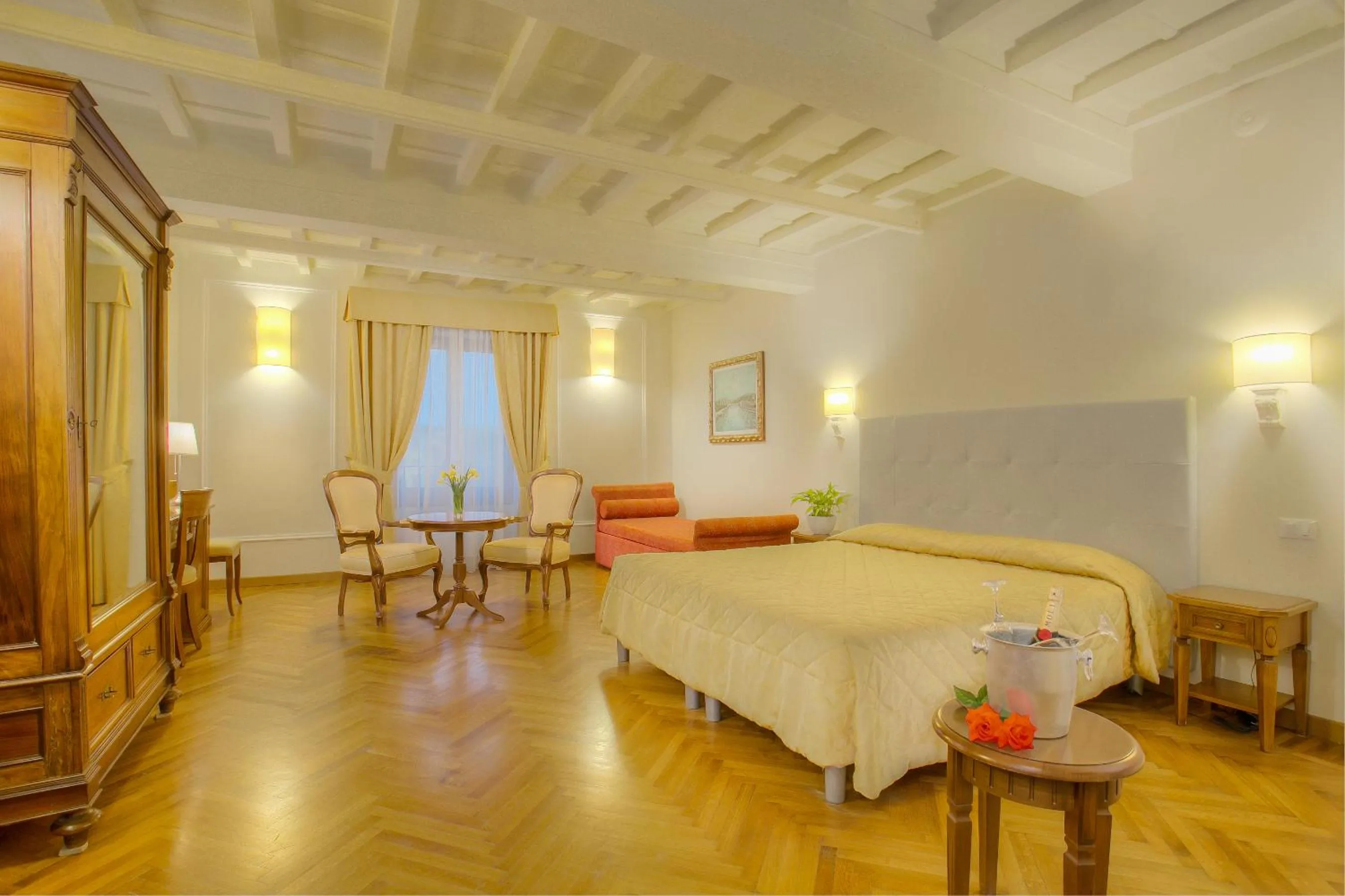 Photo of the whole room in Hotel Bretagna Heritage - Alfieri Collezione