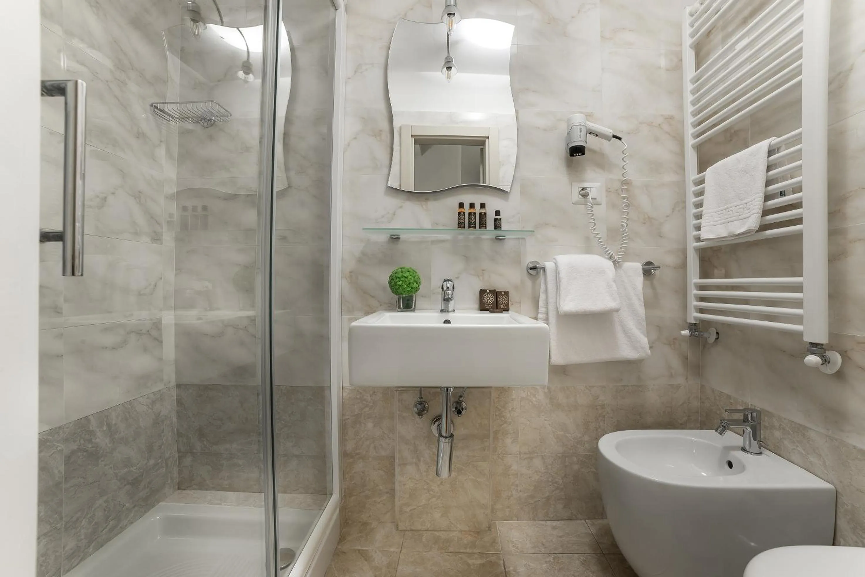 Bathroom in Hotel Bretagna Heritage - Alfieri Collezione
