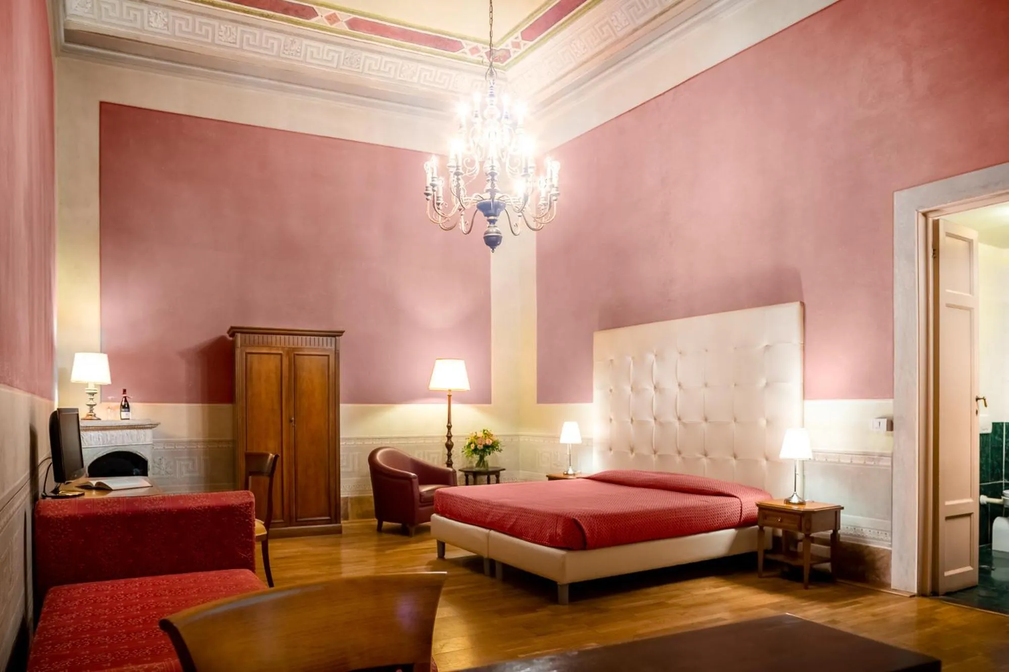 Photo of the whole room in Hotel Bretagna Heritage - Alfieri Collezione