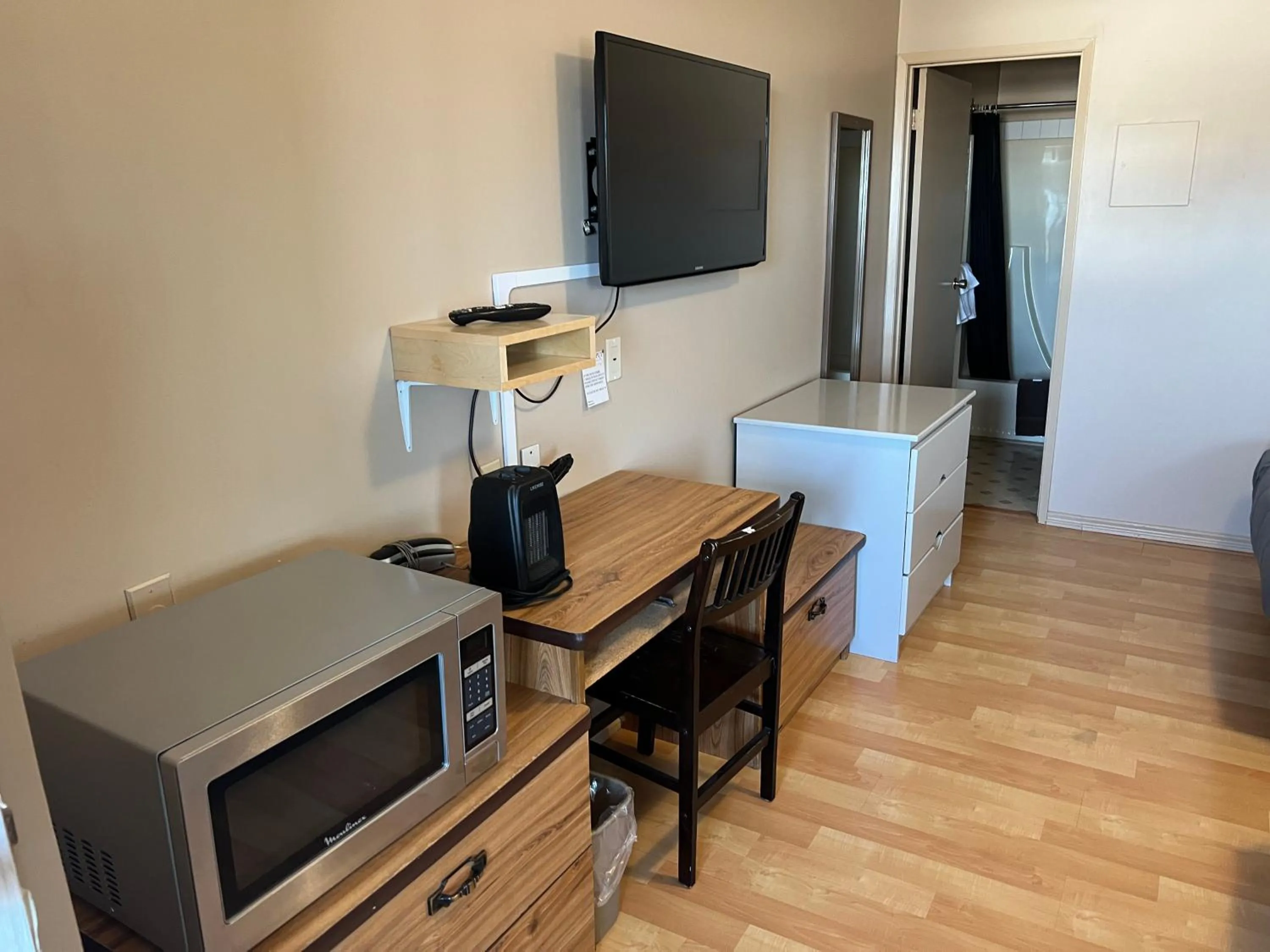 Bedroom in Kings Court Motel