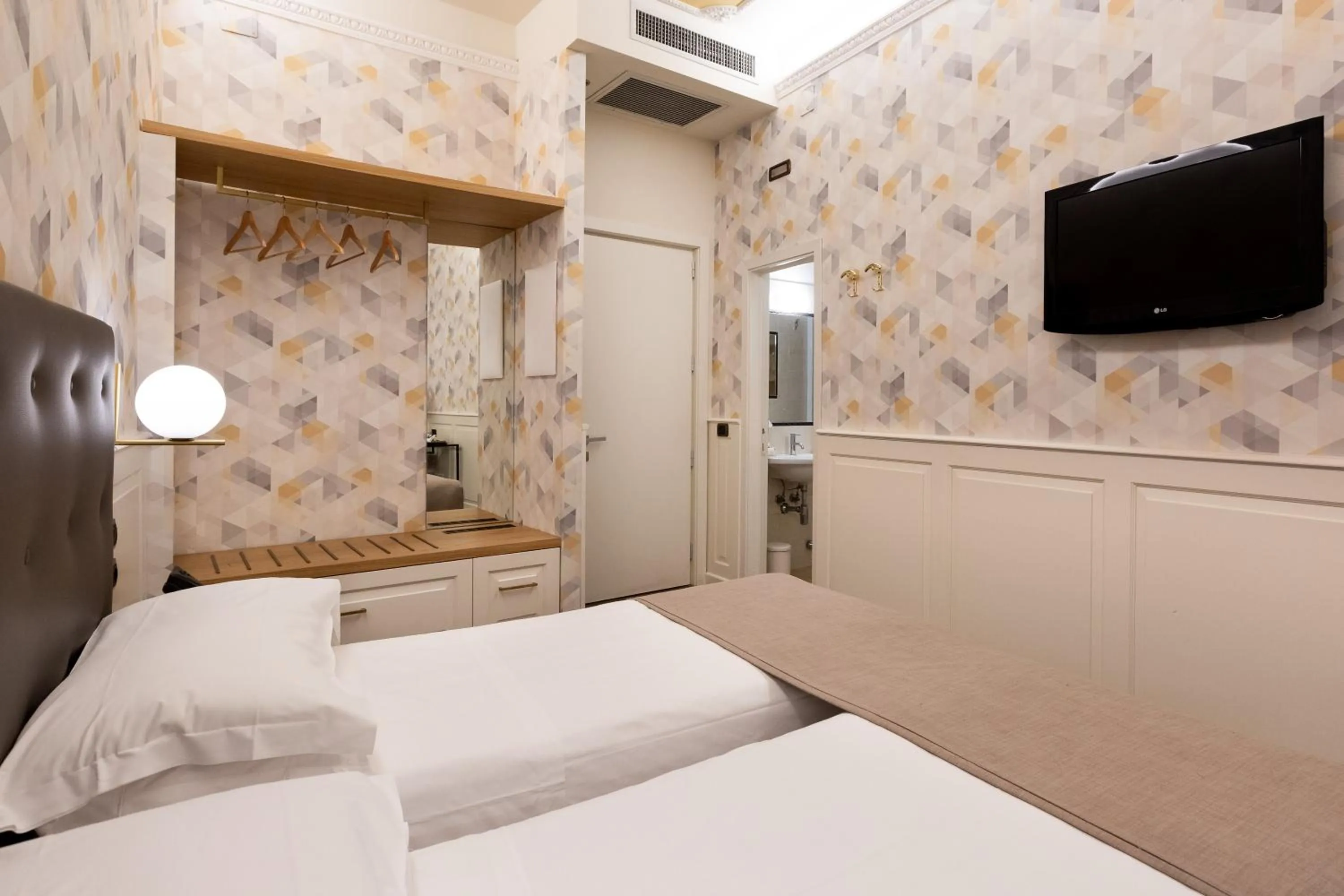 Photo of the whole room, Bed in Hotel Silla