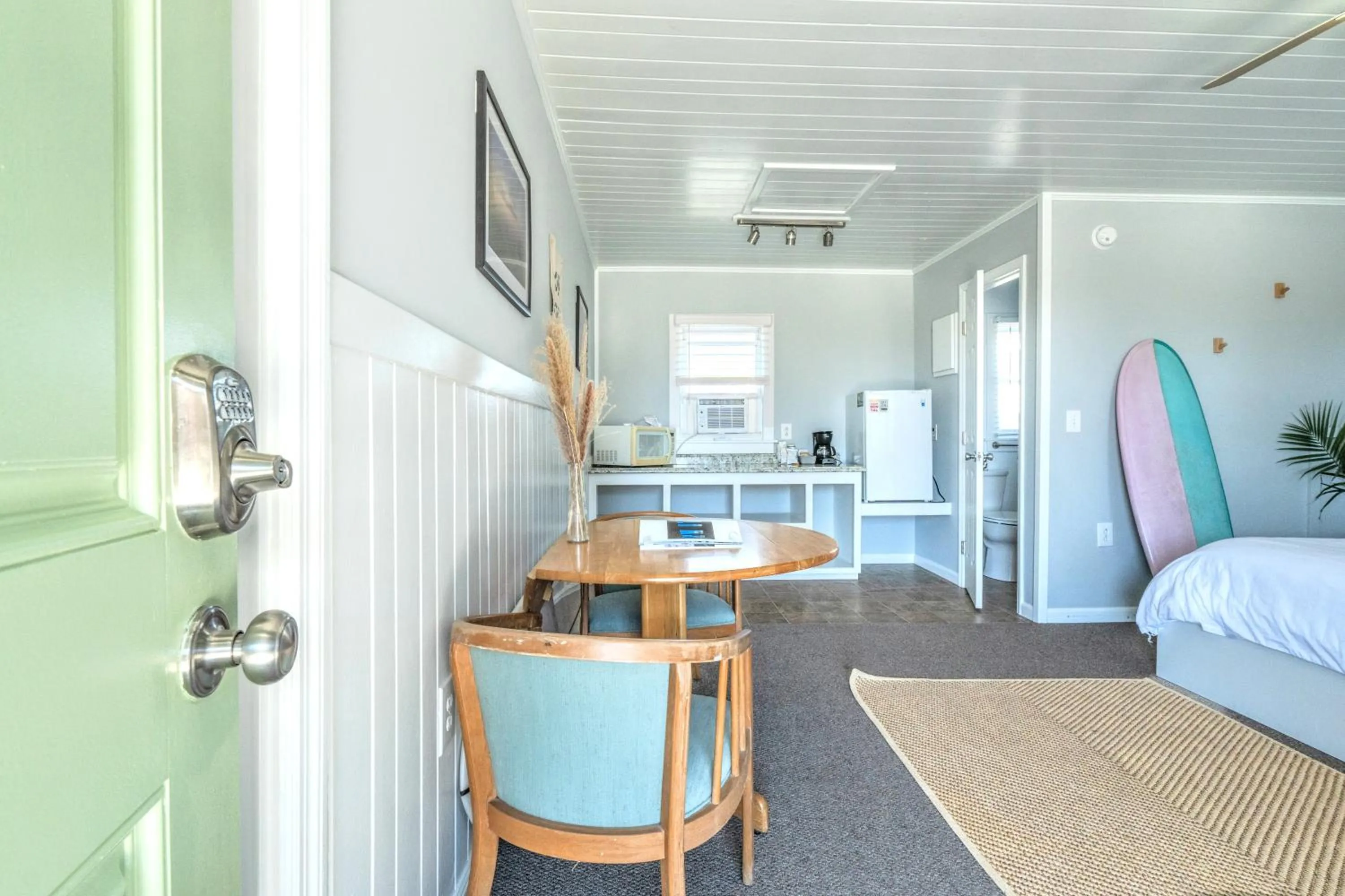 Seating area, Bed in Tower Circle Motel