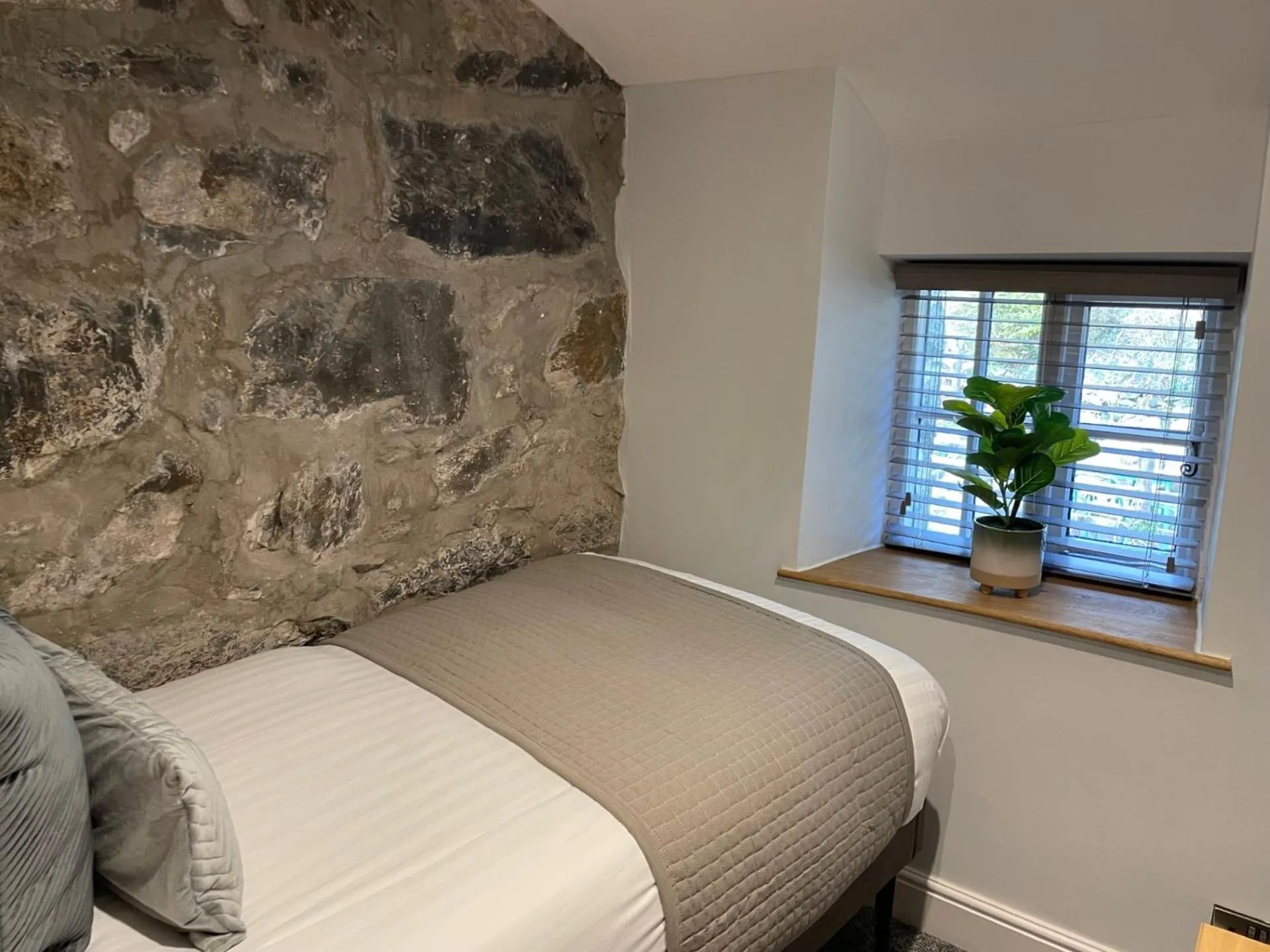 Bed in Prince Llewelyn Hotel