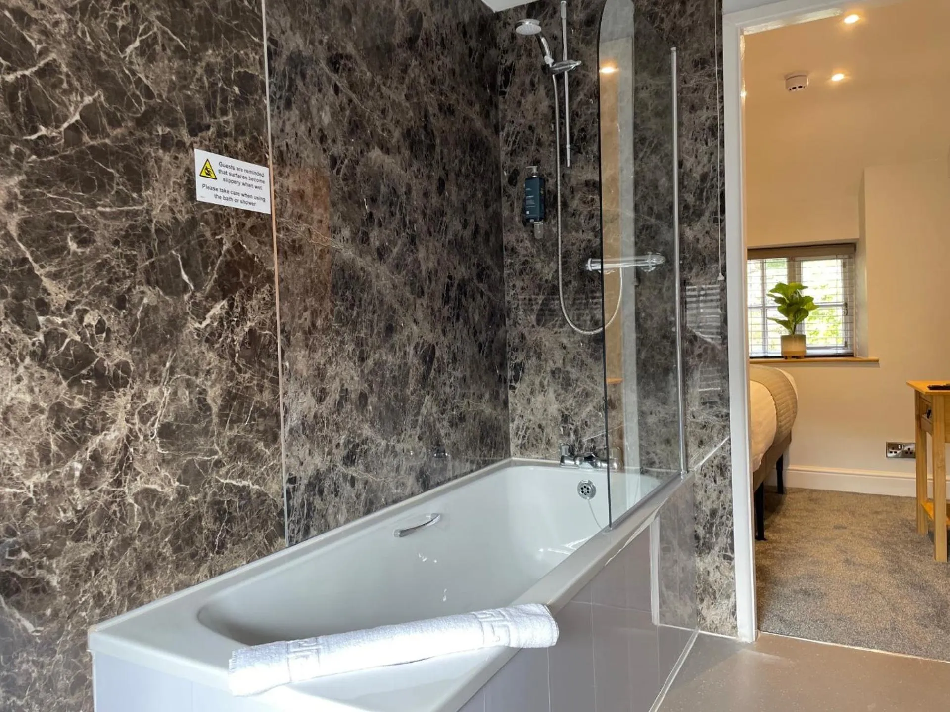 Shower in Prince Llewelyn Hotel