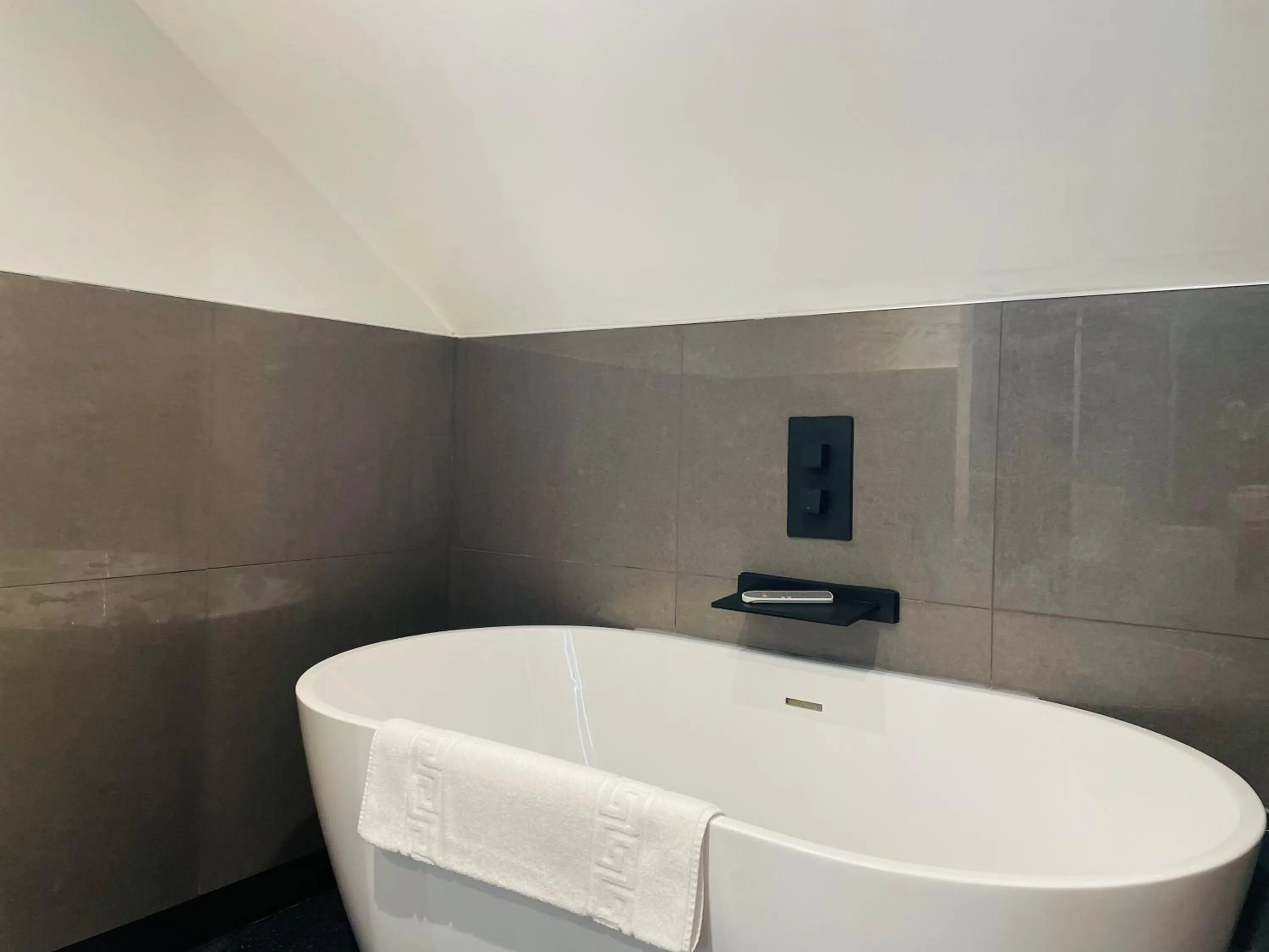 Bathroom in Prince Llewelyn Hotel