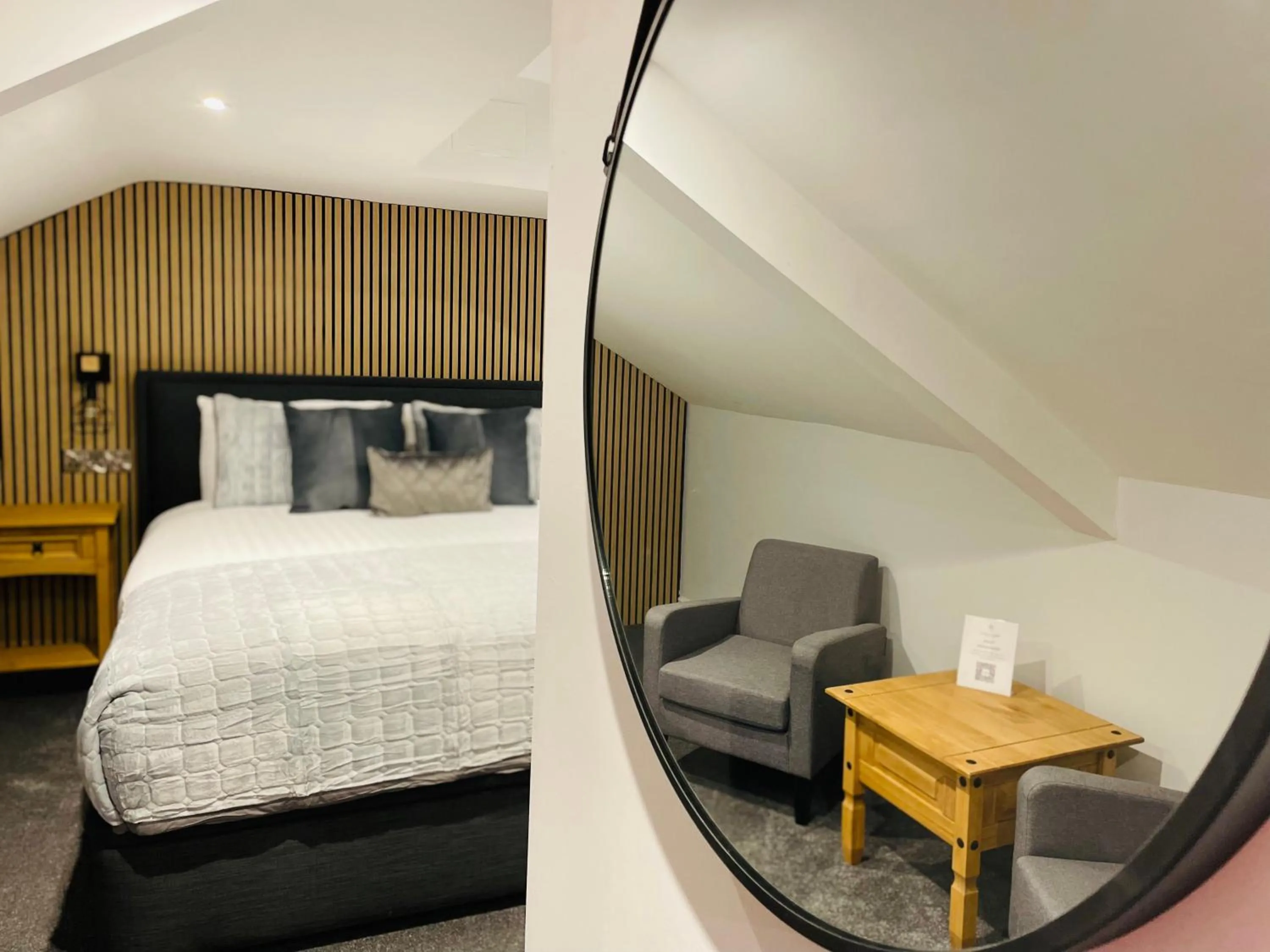 Photo of the whole room, Bed in Prince Llewelyn Hotel