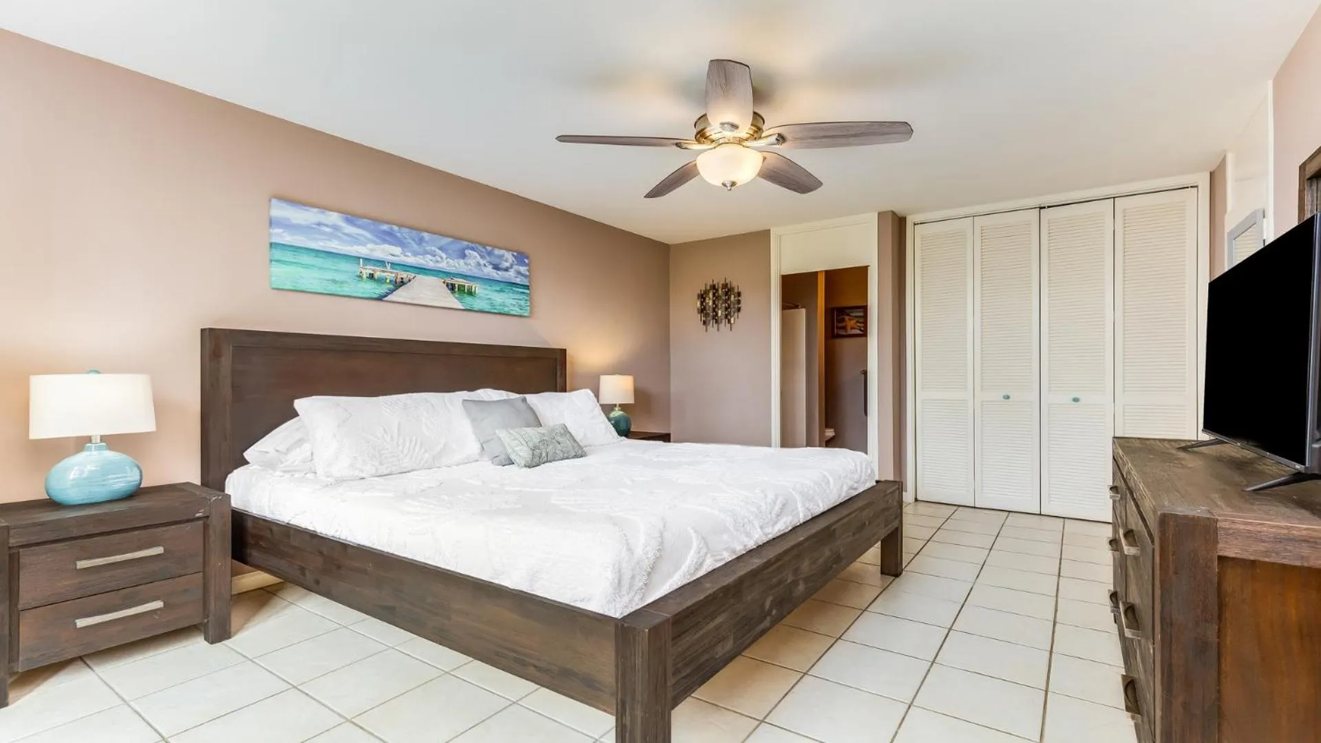 Bedroom, Bed in Beach Cozy North Shore Turtle Bay Condo