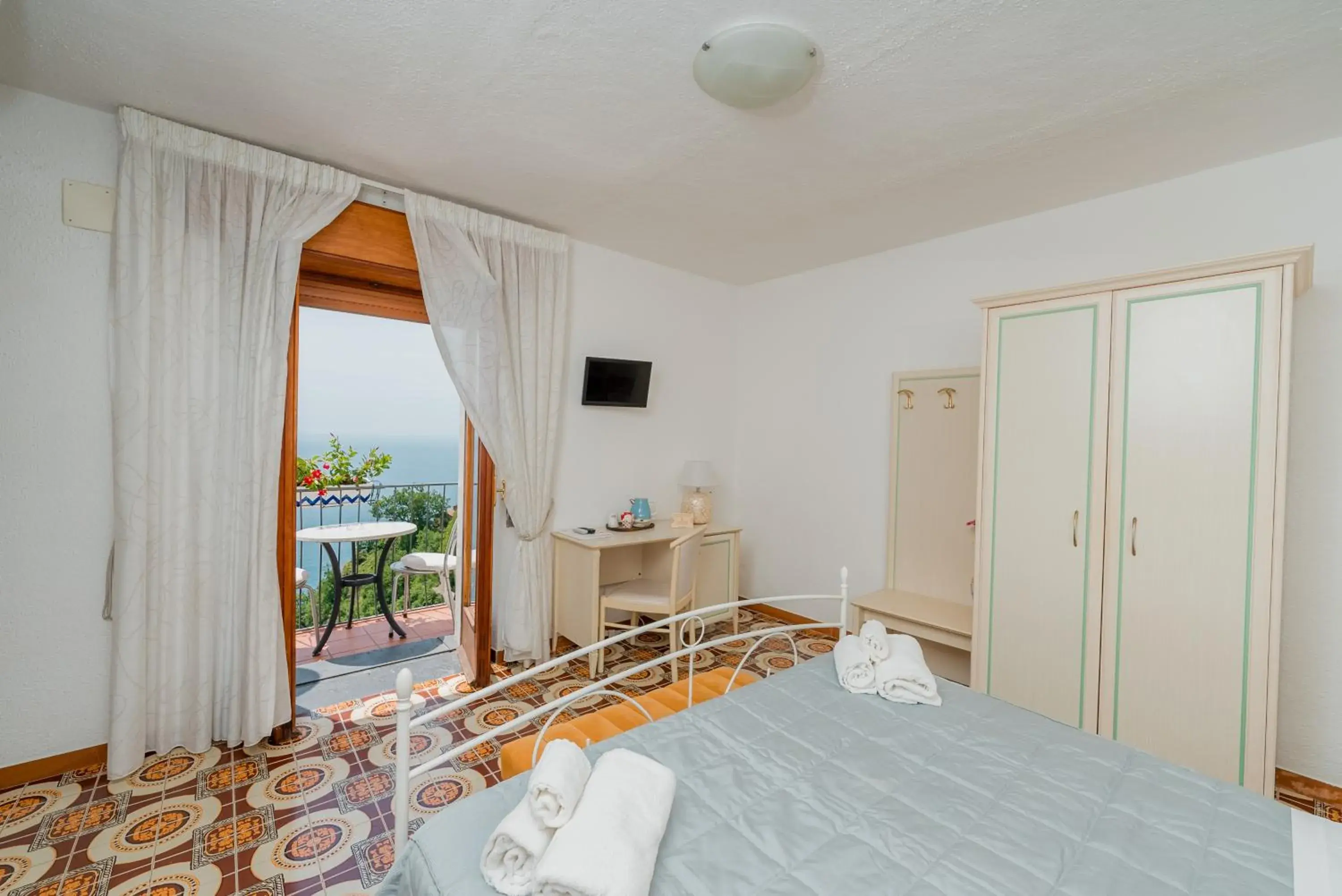 Balcony/Terrace, Bed in Albergo Diffuso Bacco Furore Balcony/Terrace, Bed in Albergo Diffuso Bacco Furore