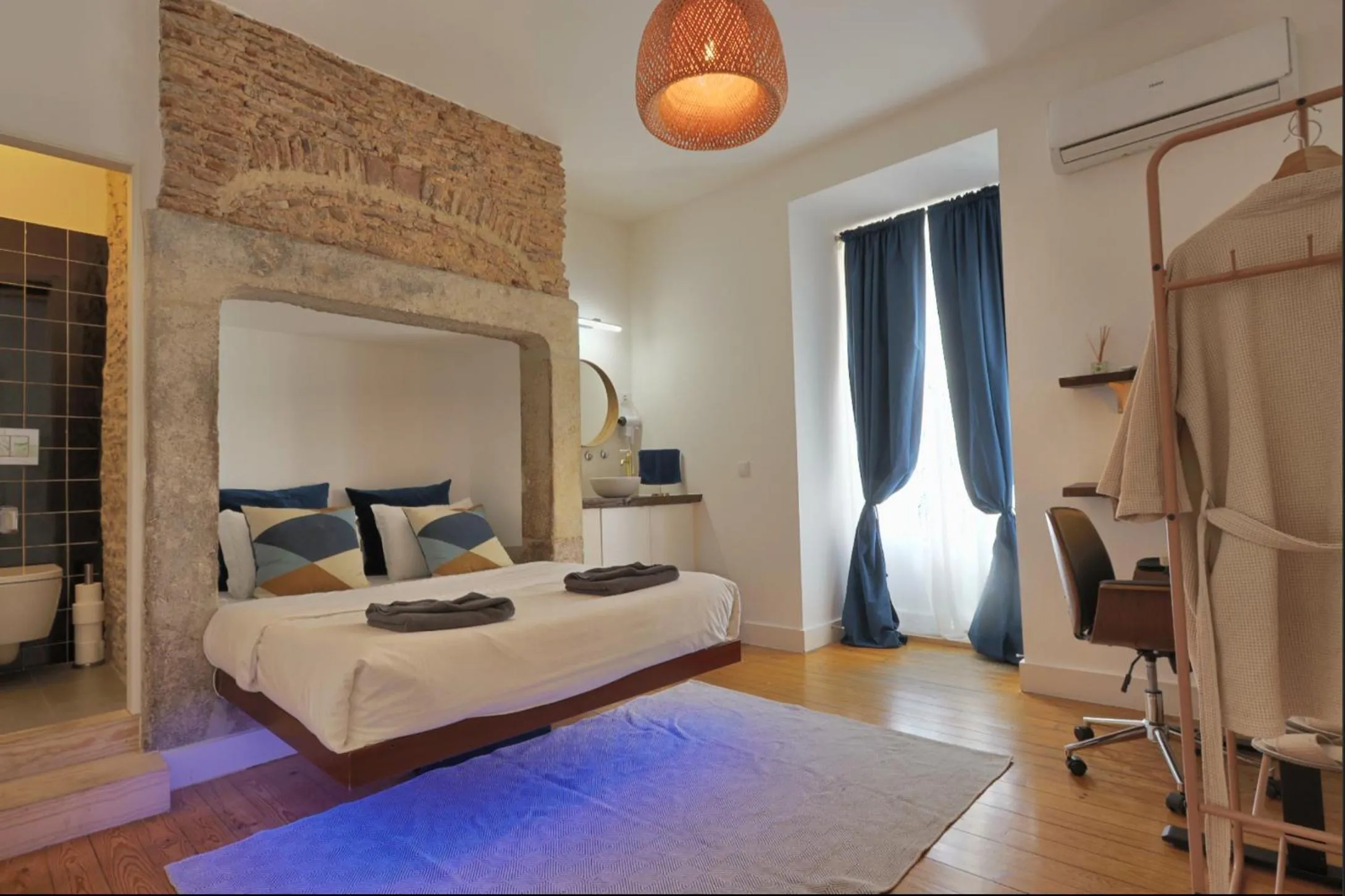 Deluxe Private Room with Queen Bed and Private Bathroom in Lisbon Lounge Hostel