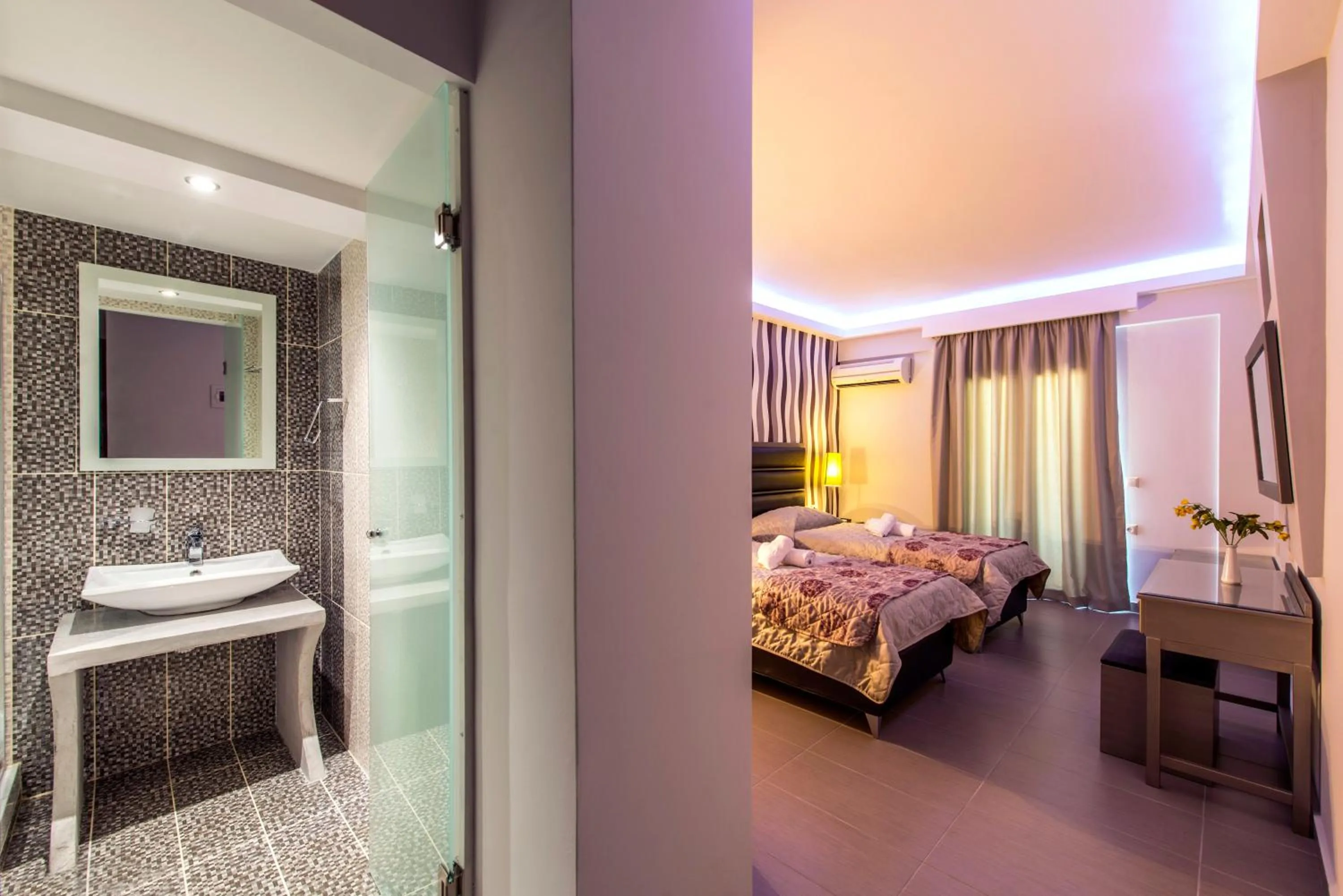 Bathroom, Bed in Pirofani