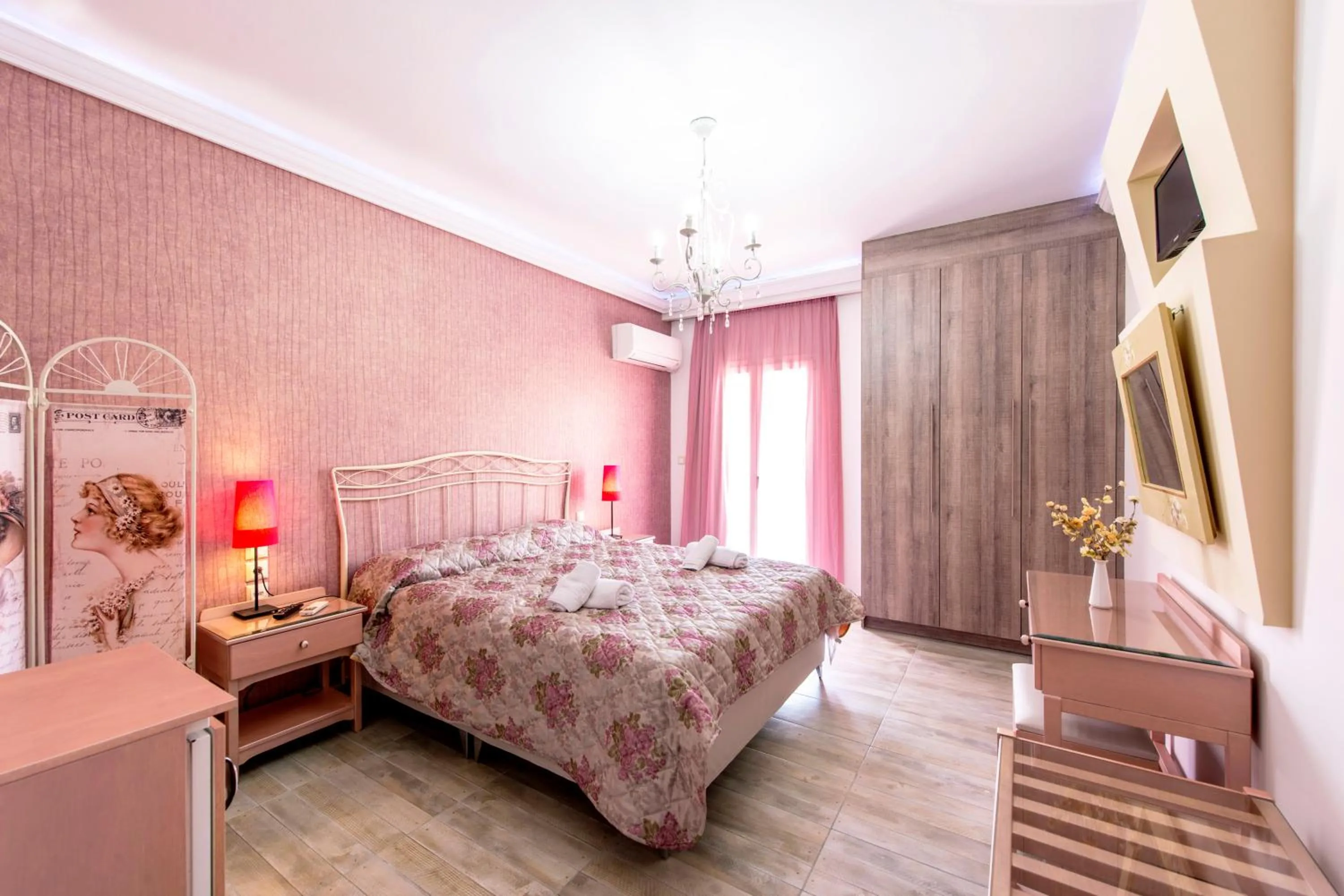 Photo of the whole room, Bed in Pirofani