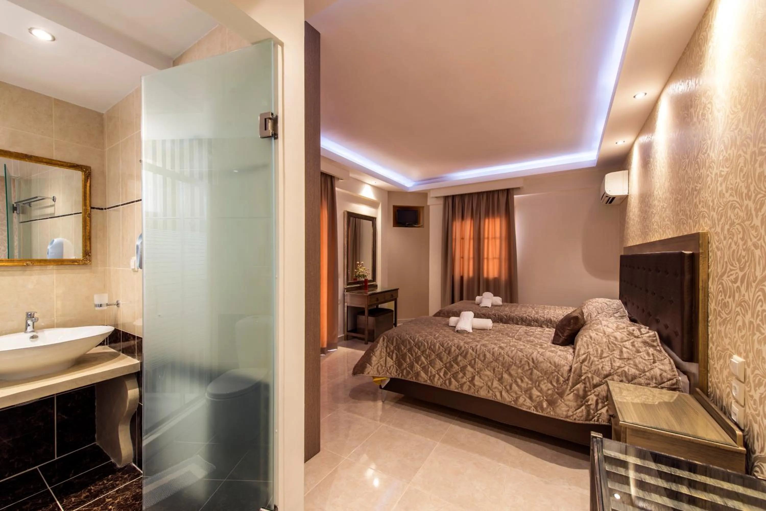 Bathroom, Bed in Pirofani