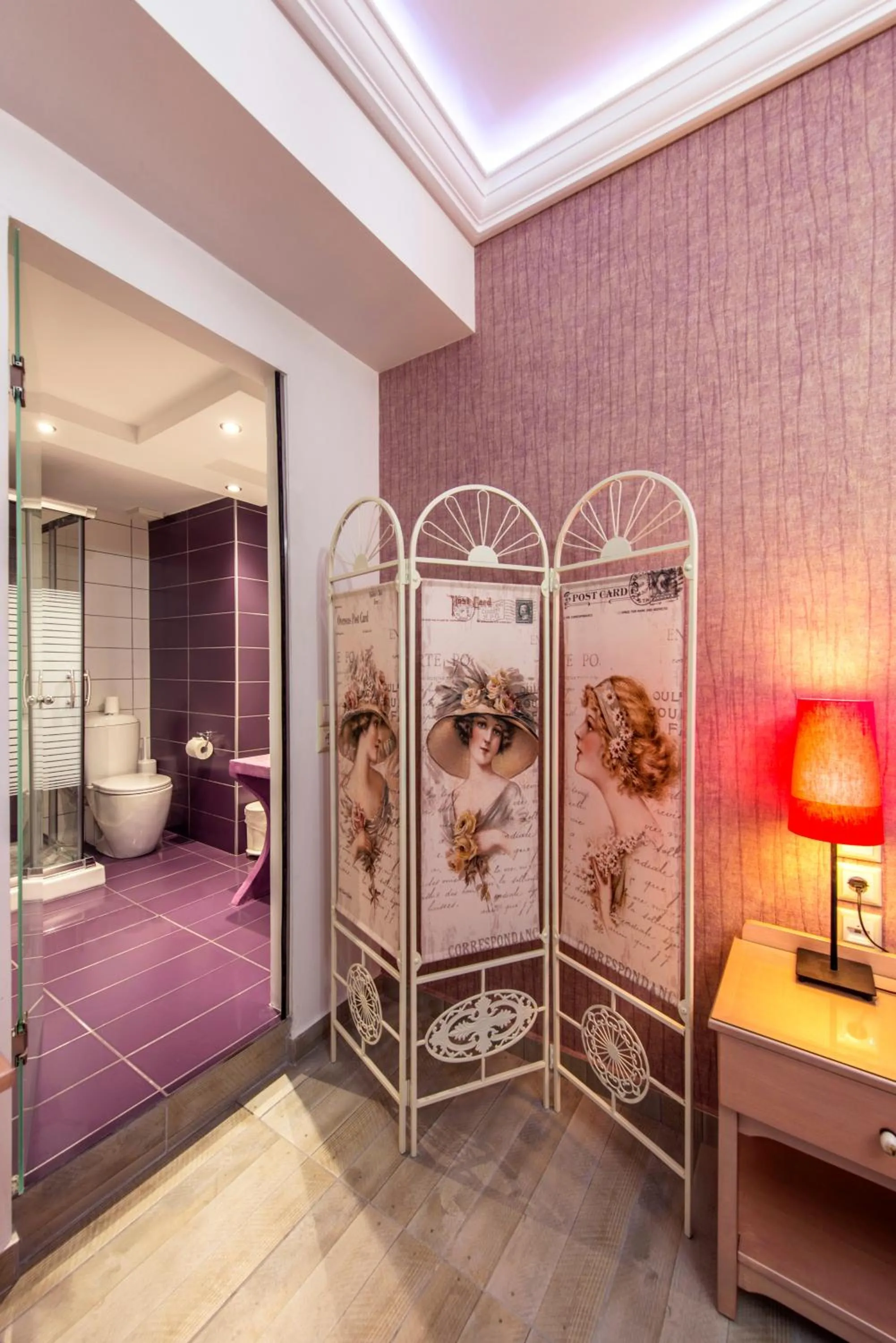 Bathroom, Bed in Pirofani