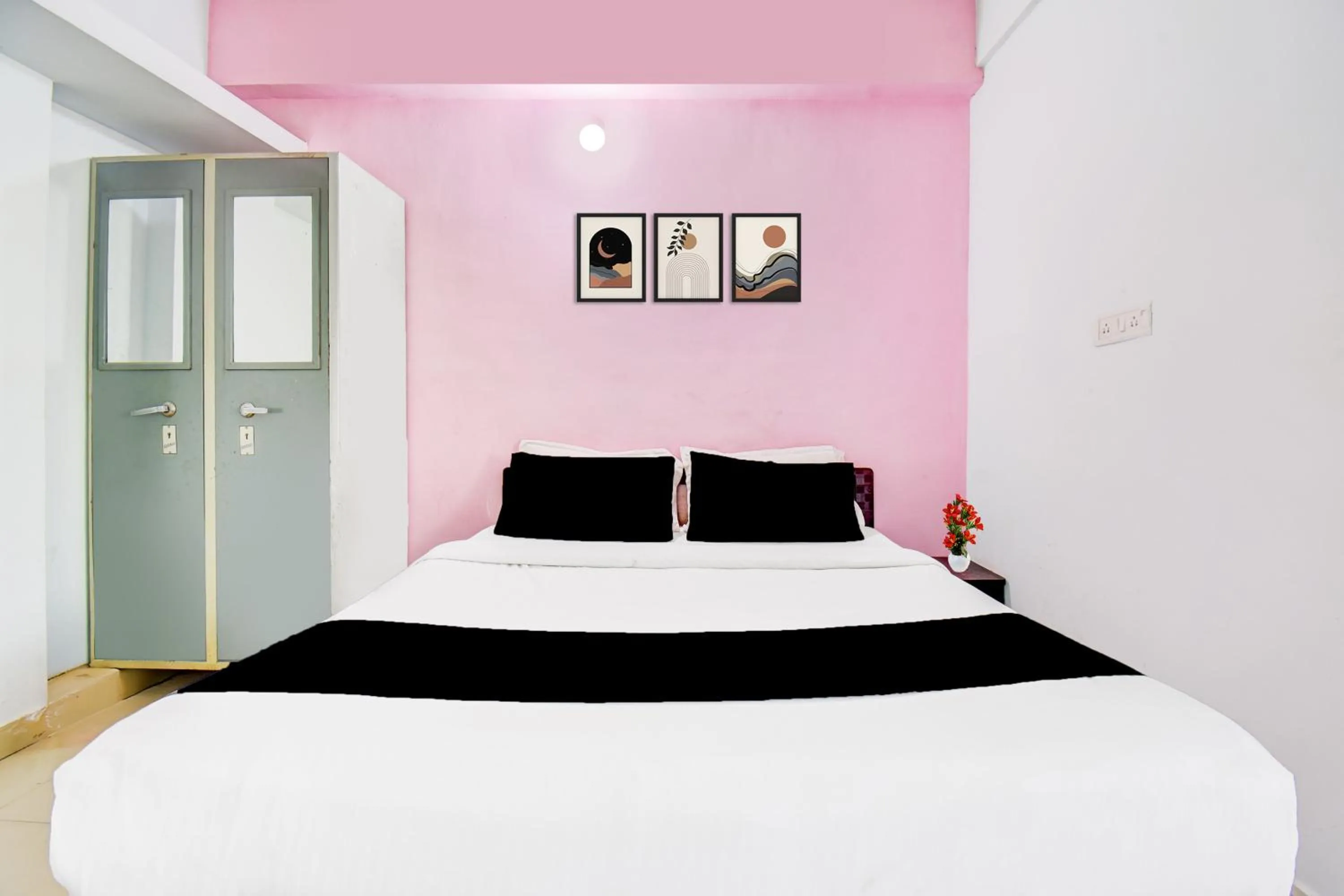 Bedroom, Bed in Super Hotel O Western Avenue Pune Formerly Happy Stay