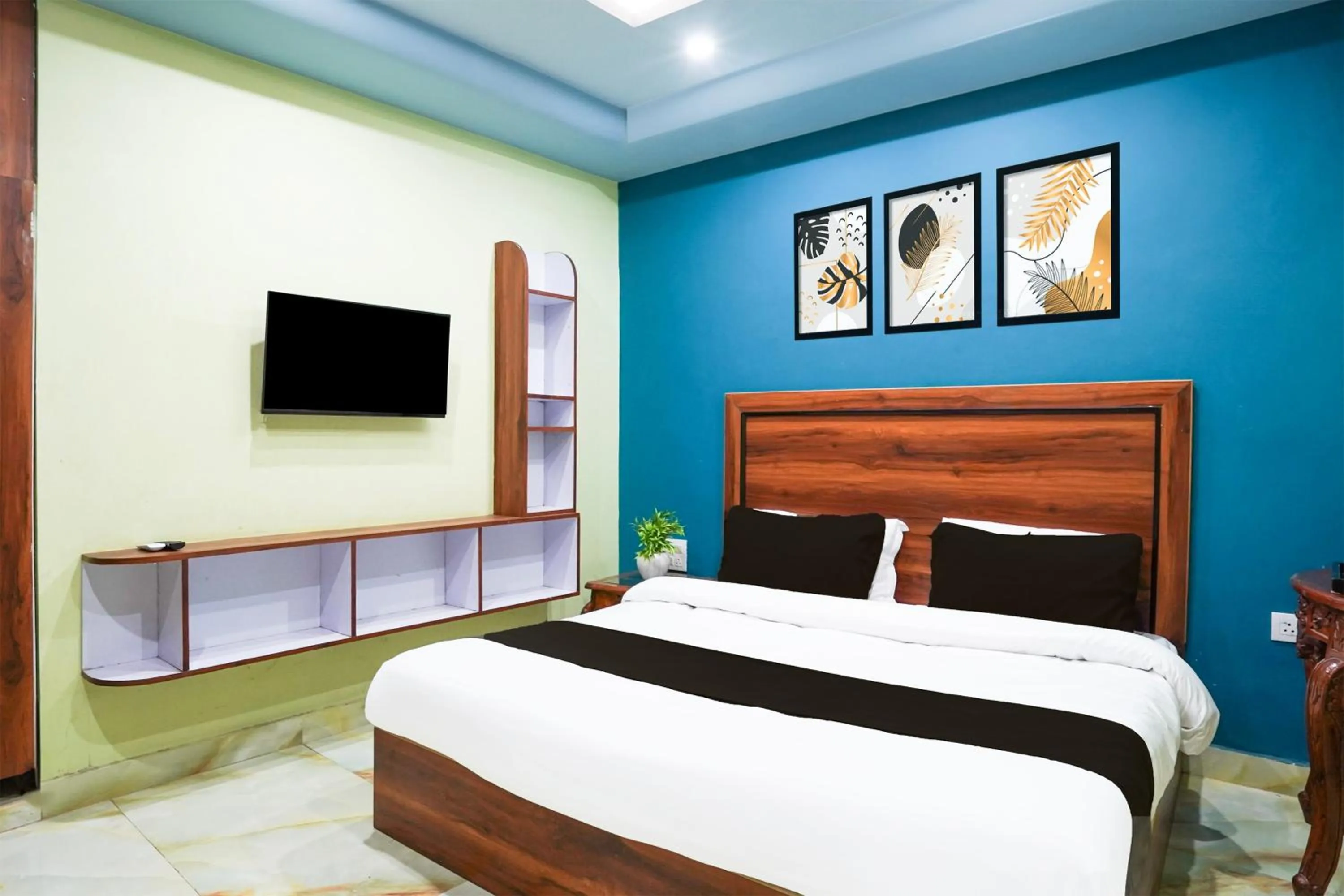 Bedroom, Bed in Hotel O Balaknath Temple Road Tapovan