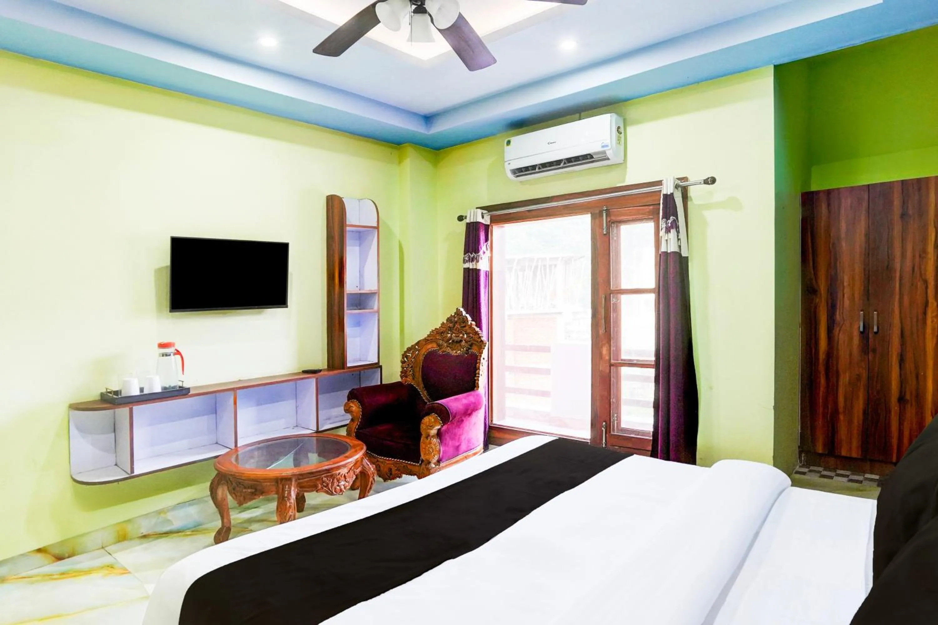 Bedroom, Bed in Hotel O Balaknath Temple Road Tapovan