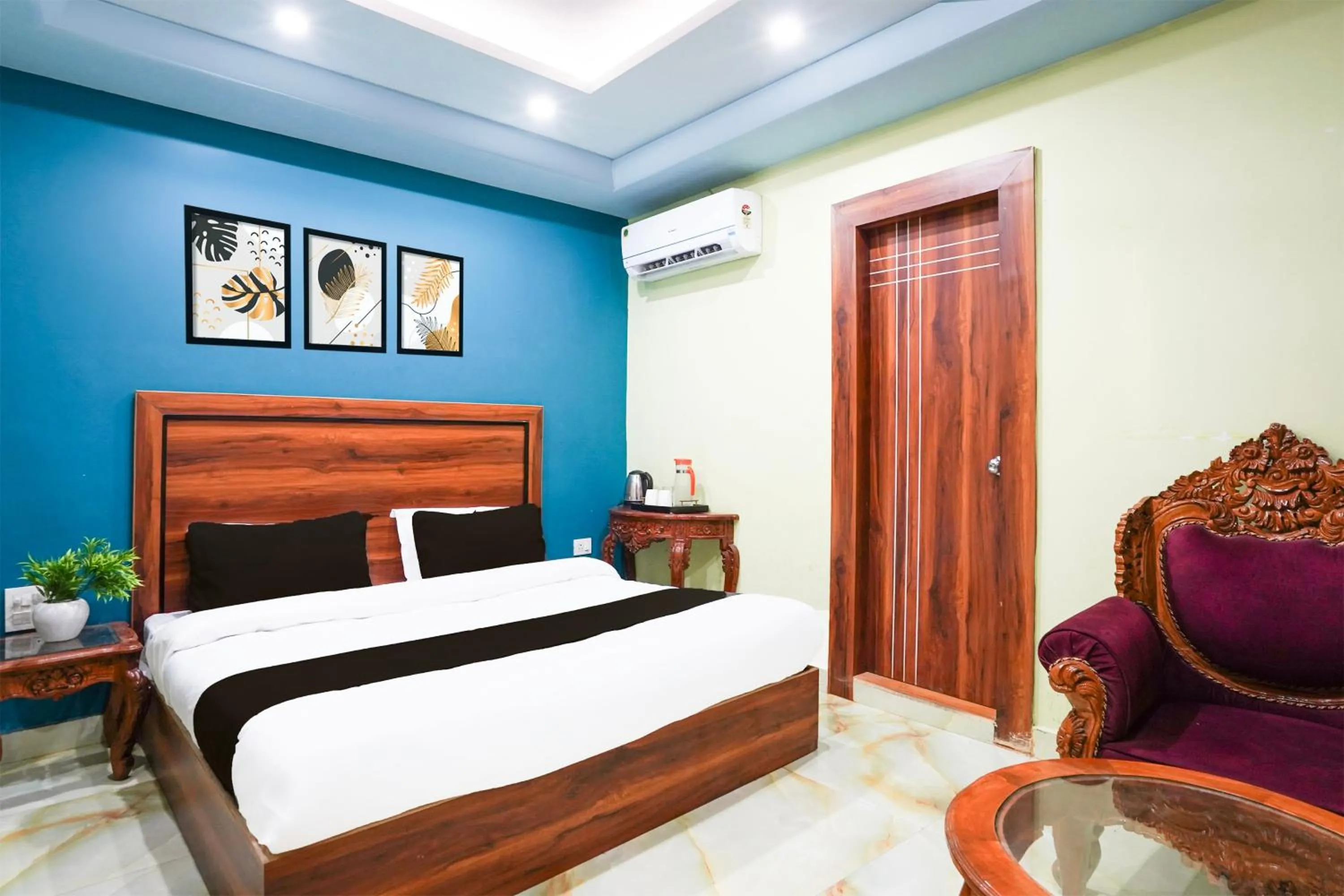 Bedroom, Bed in Hotel O Balaknath Temple Road Tapovan