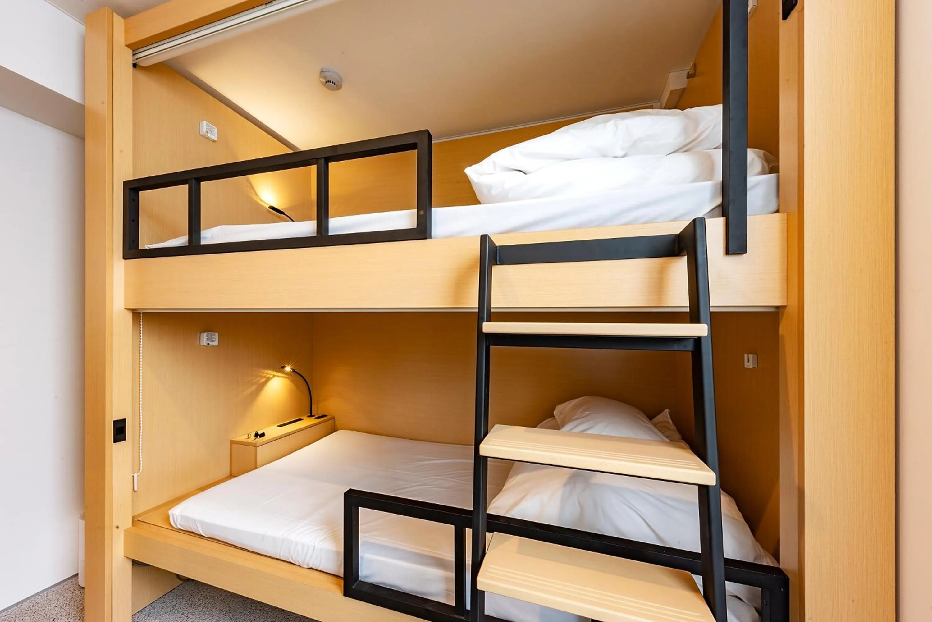 bunk bed, Bed in plat hostel keikyu kamakura wave