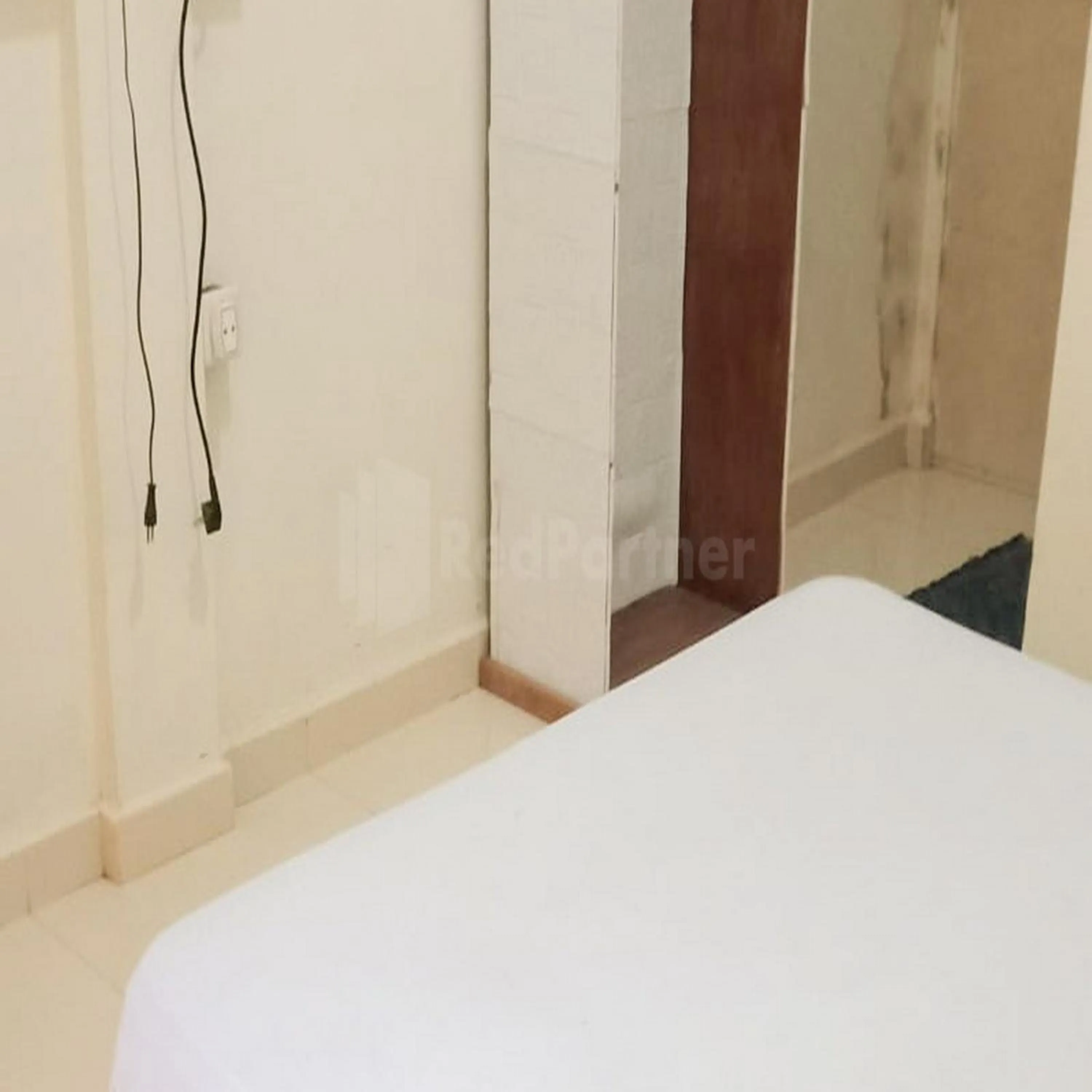 Bedroom, Bed in Wisma Pinggir Mitra RedDoorz