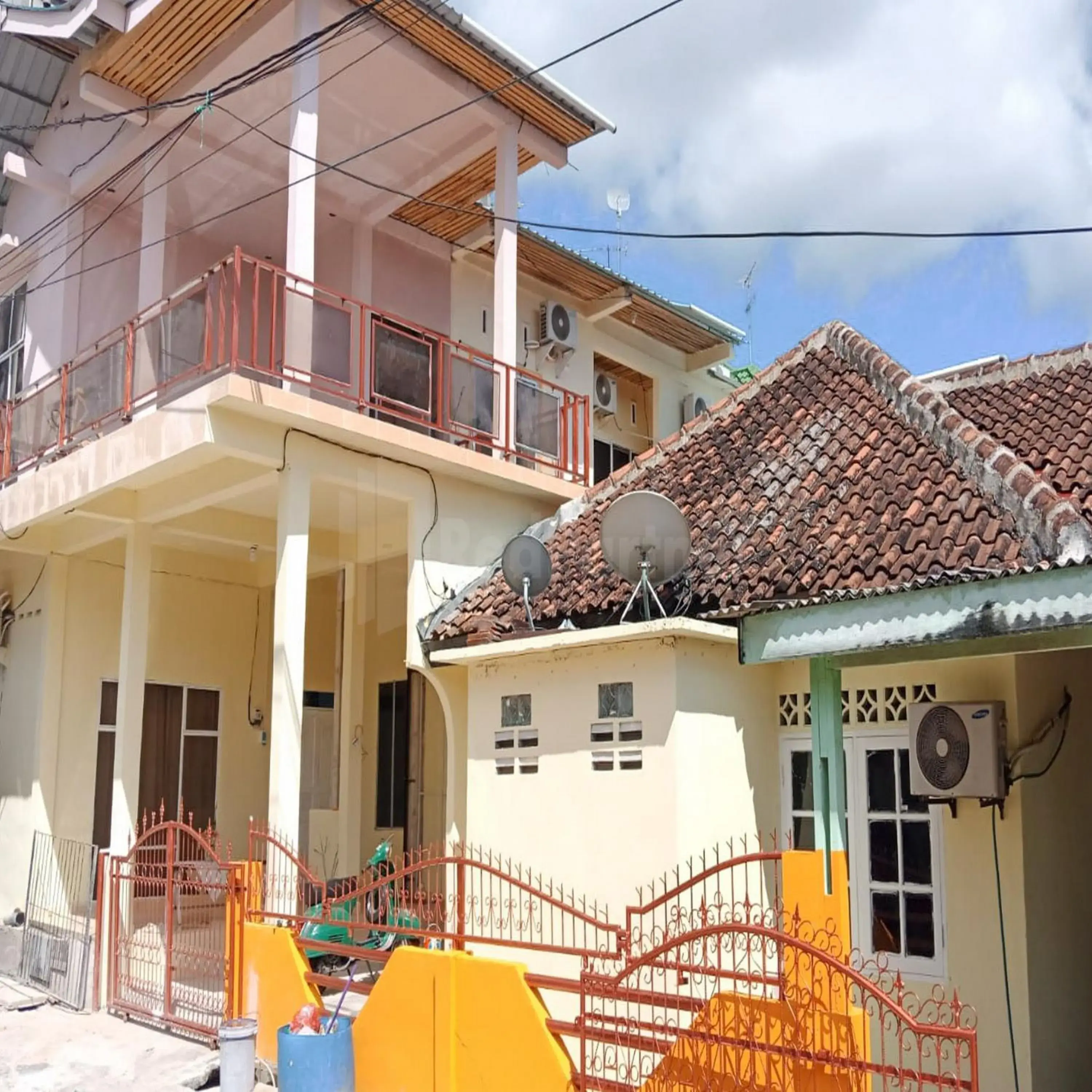 Facade/entrance in Wisma Pinggir Mitra RedDoorz Facade/entrance in Wisma Pinggir Mitra RedDoorz