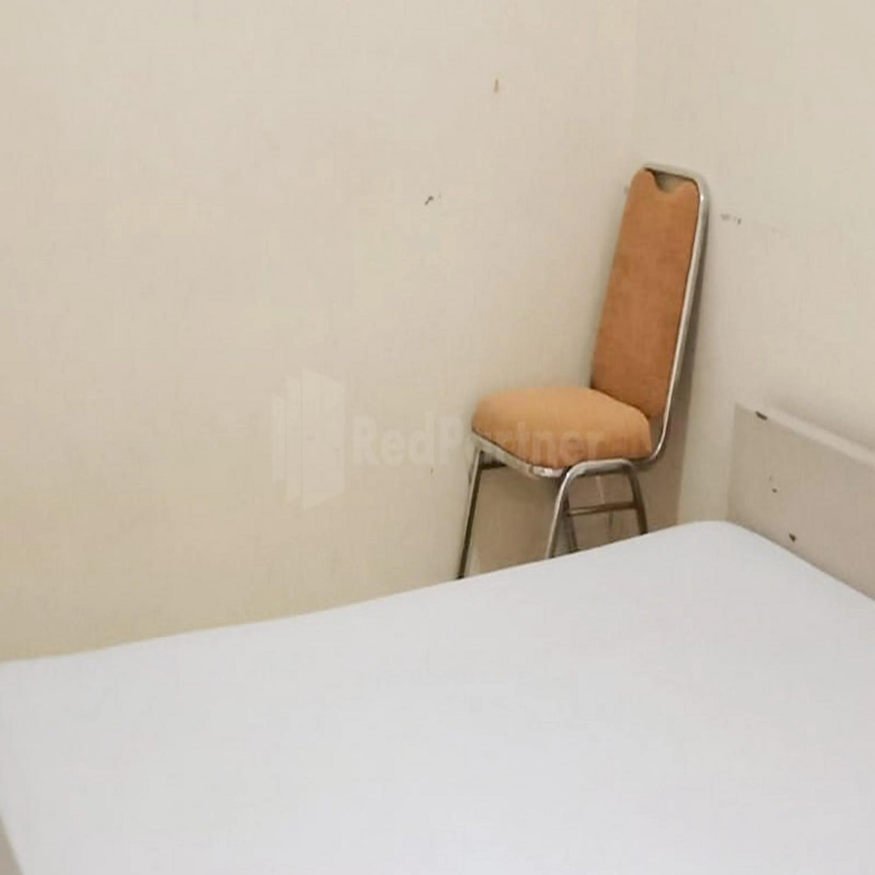 Seating area, Bed in Wisma Pinggir Mitra RedDoorz