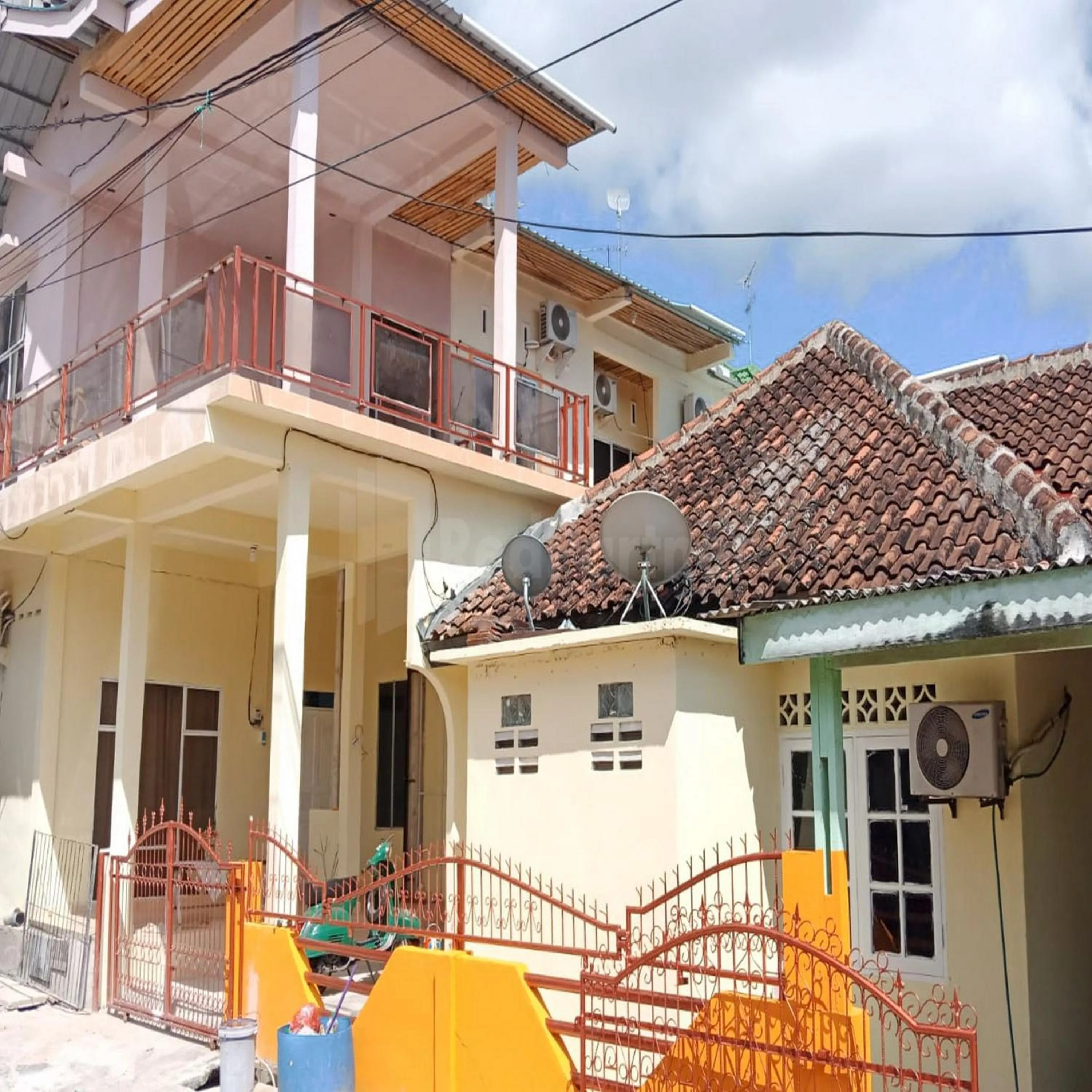 Facade/entrance in Wisma Pinggir Mitra RedDoorz