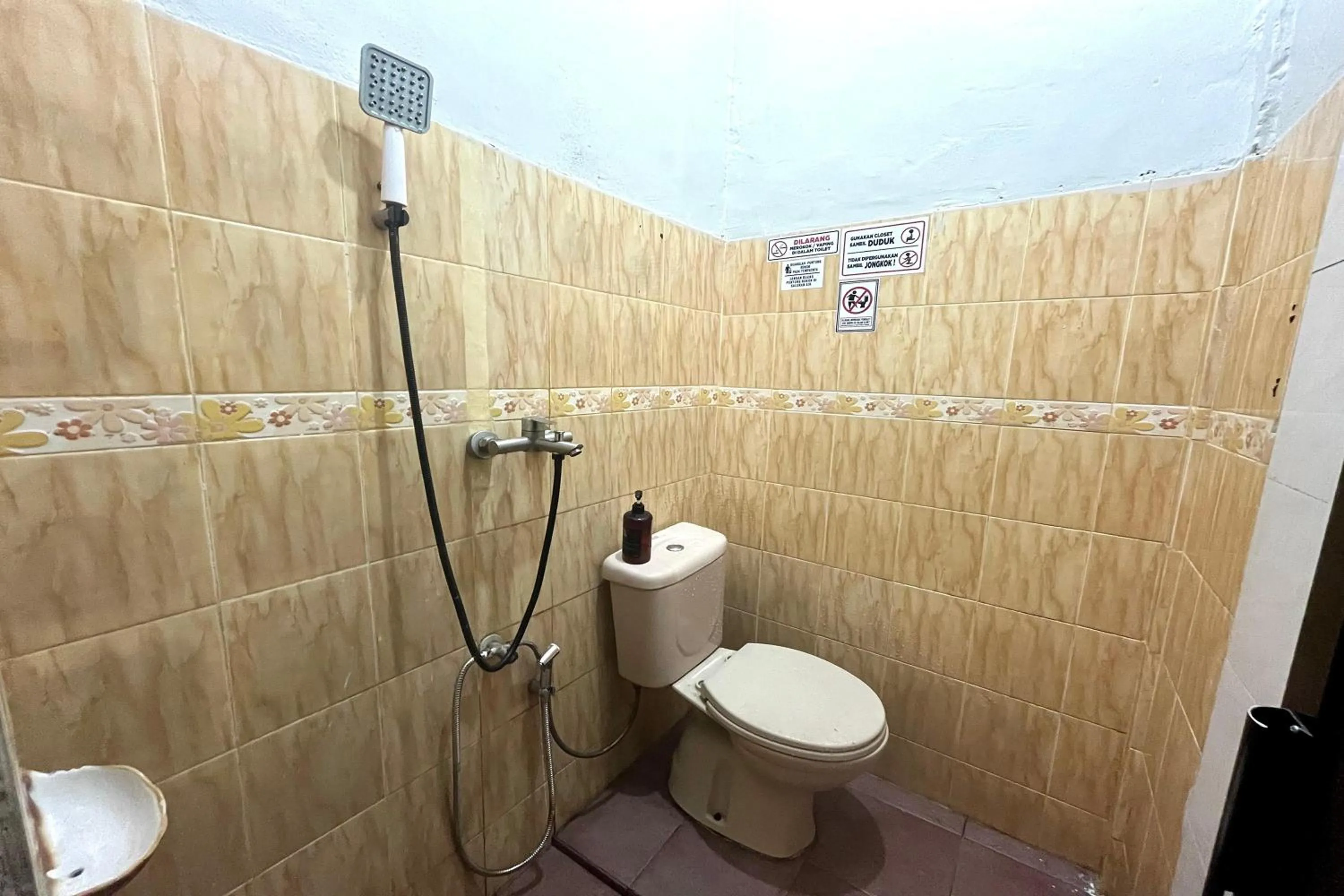 Bathroom in Gratia Guesthouse Syari'ah