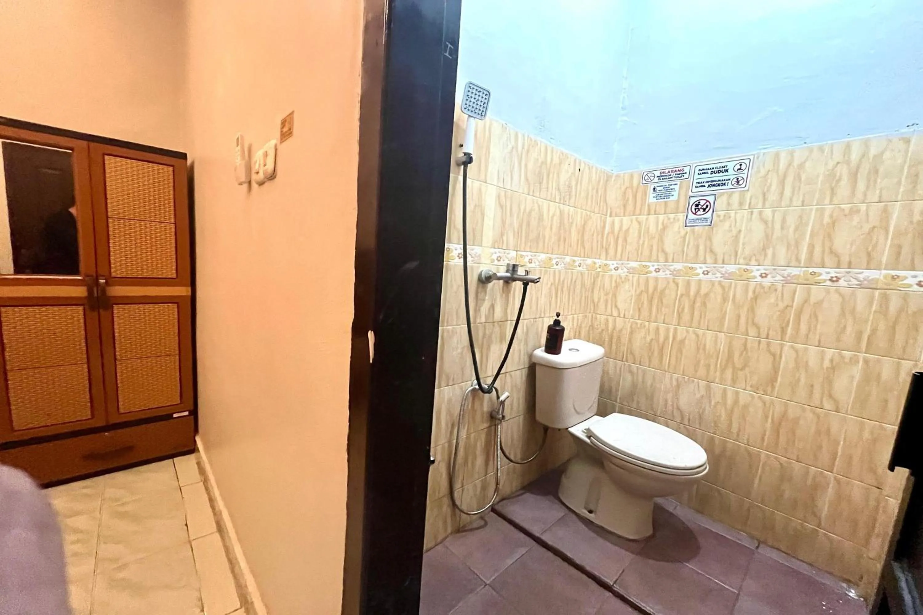 Shower in Gratia Guesthouse Syari'ah