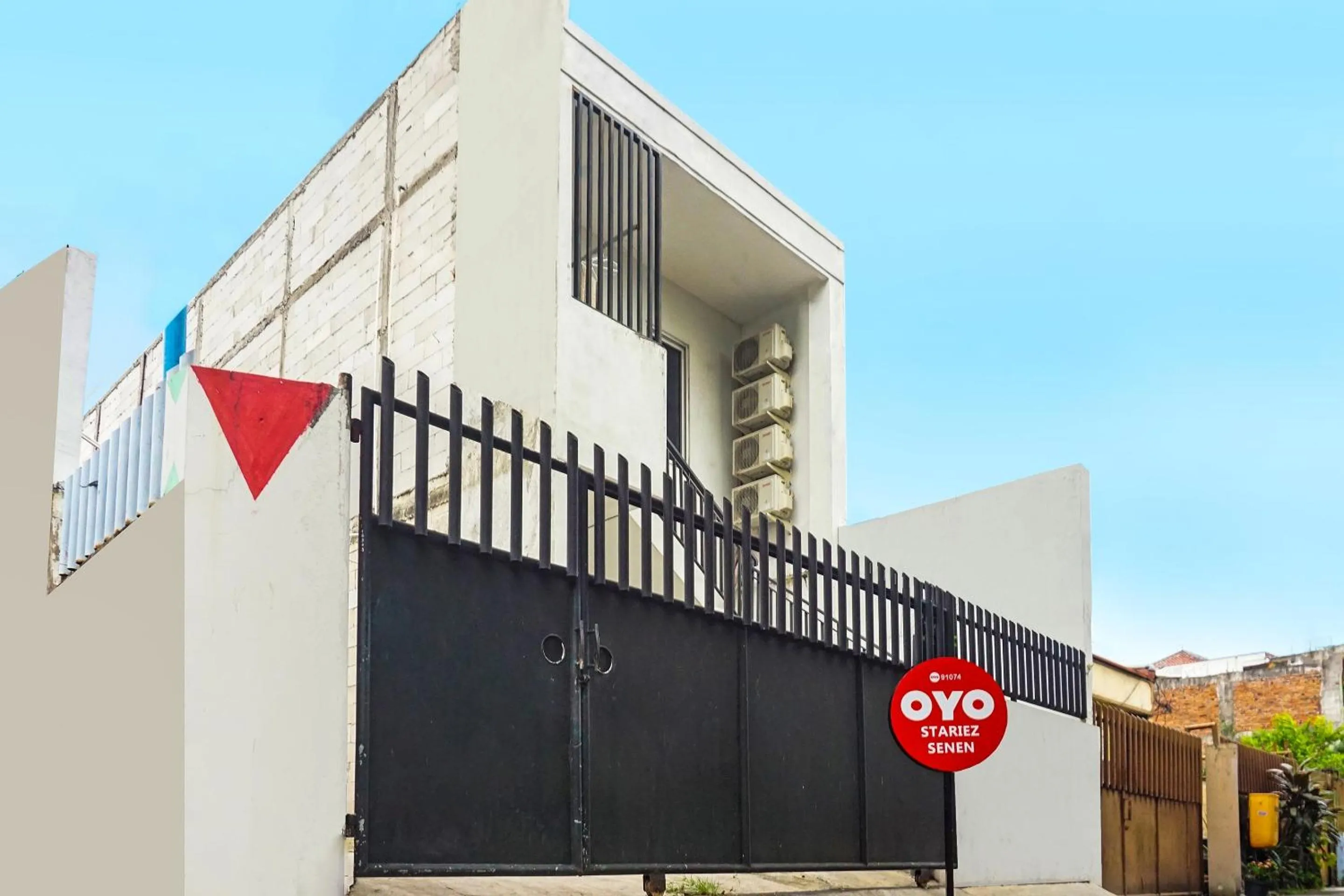 Facade/entrance in Super OYO 91074 Stariez Senen Syariah