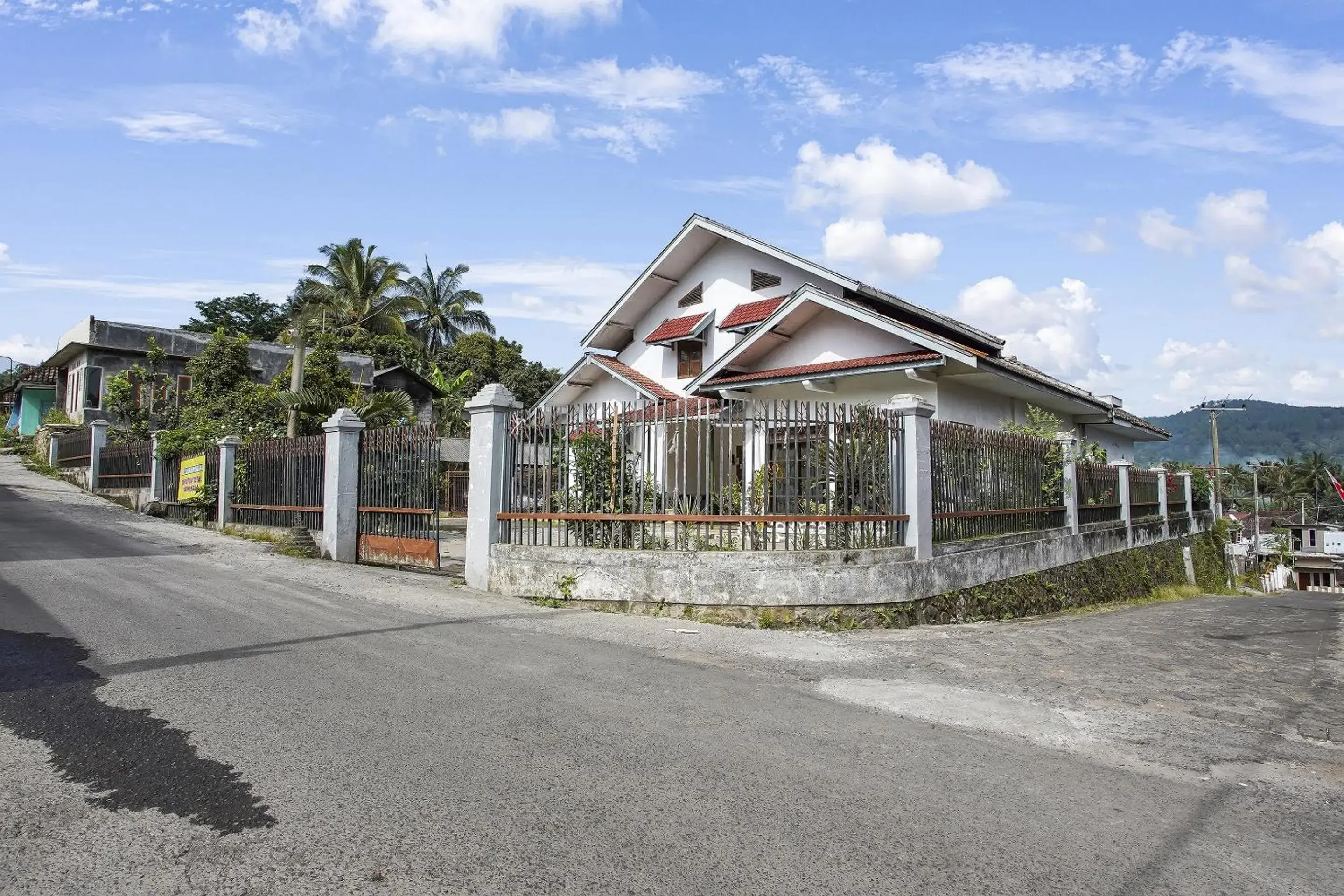 Facade/entrance in Hotel O Syariah Desa Wisata Lembah Gunung Tumpeng Facade/entrance in Hotel O Syariah Desa Wisata Lembah Gunung Tumpeng