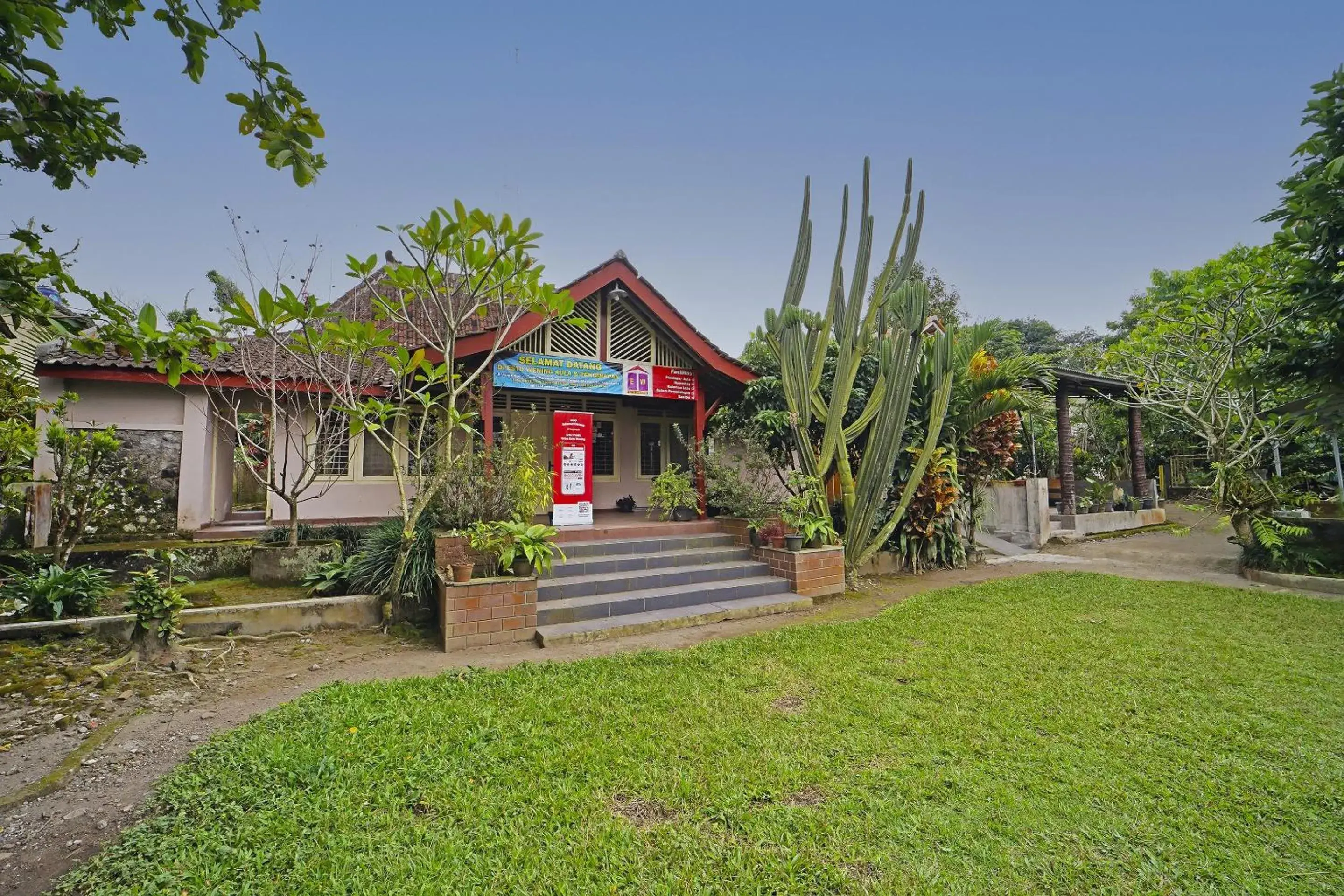 Facade/entrance in Hotel O Griya Estu Wening Facade/entrance in Hotel O Griya Estu Wening