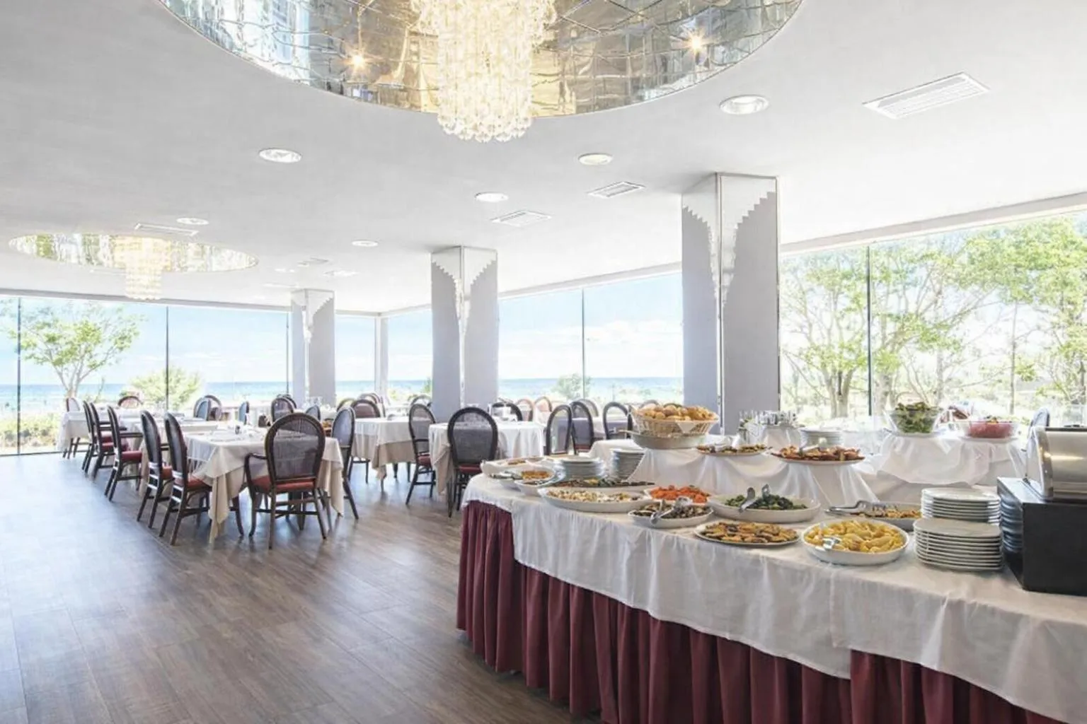 Restaurant/places to eat in Hotel Regina Fronte Mare