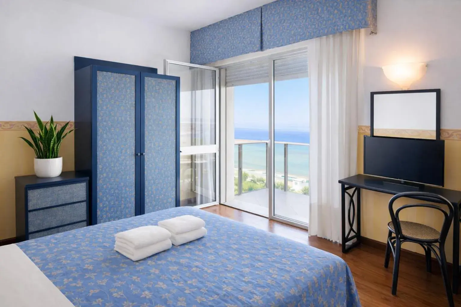 Deluxe Double Room Front the Sea in Hotel Regina Fronte Mare Deluxe Double Room Front the Sea in Hotel Regina Fronte Mare