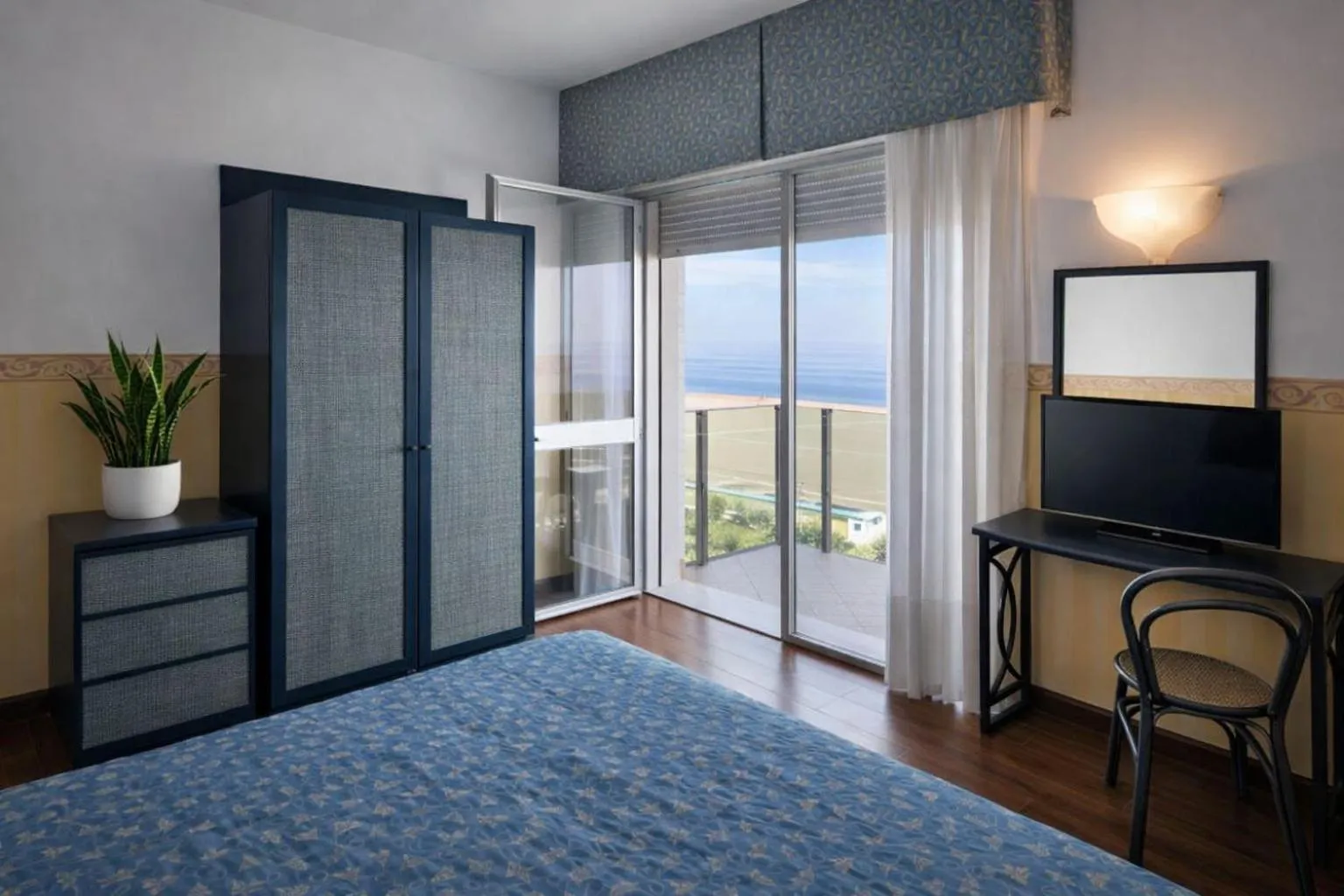 Summer, Bed in Hotel Regina Fronte Mare