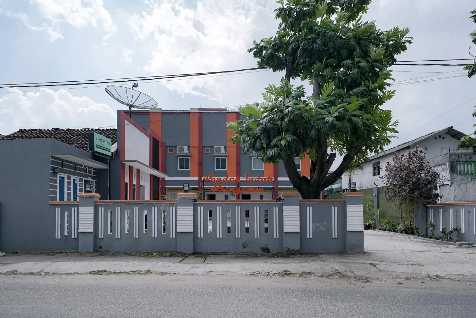 Property building in Urbanview Hotel Pondok Indah Pringsewu By RedDoorz Property building in Urbanview Hotel Pondok Indah Pringsewu By RedDoorz