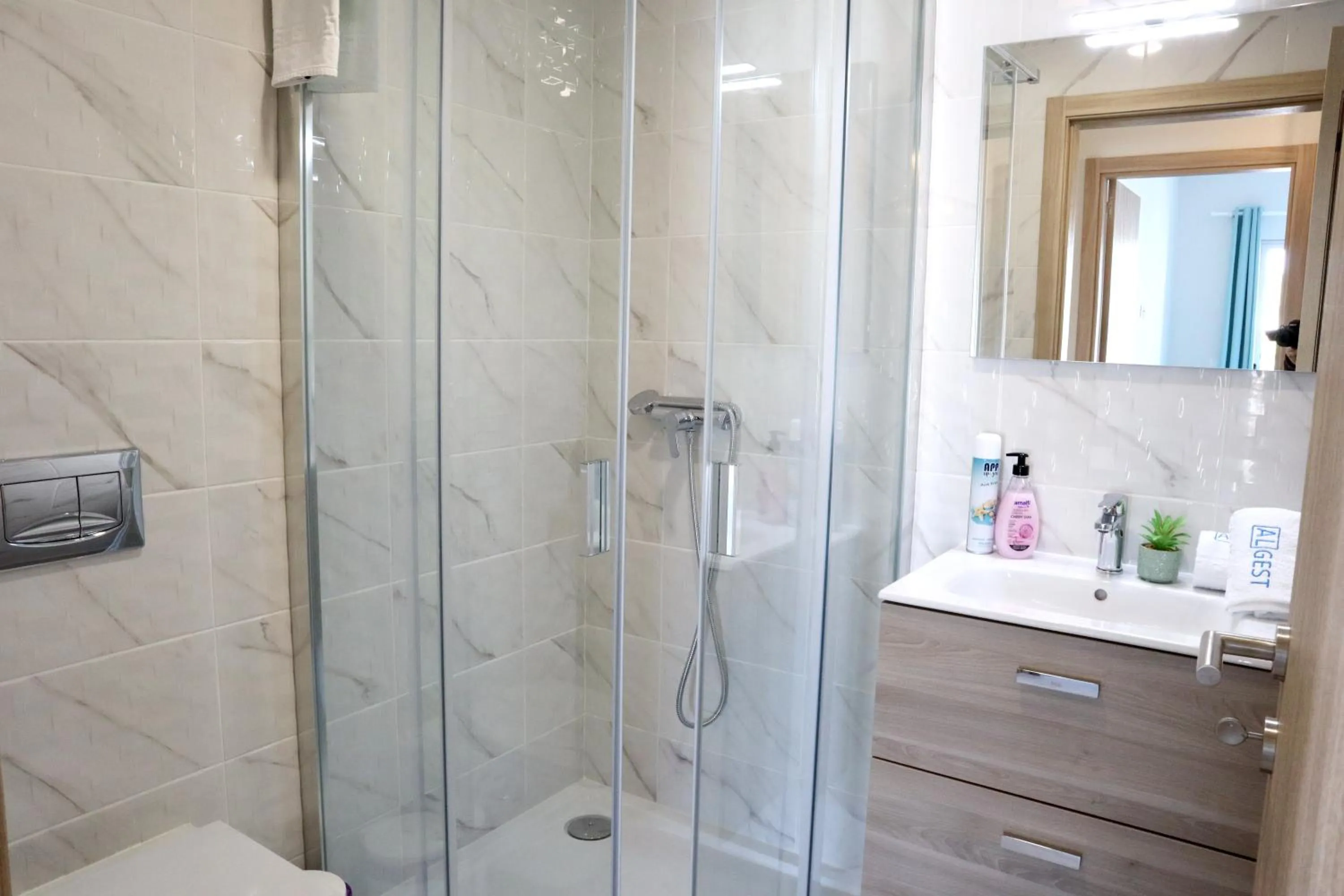 Shower in All Premium by ALgest