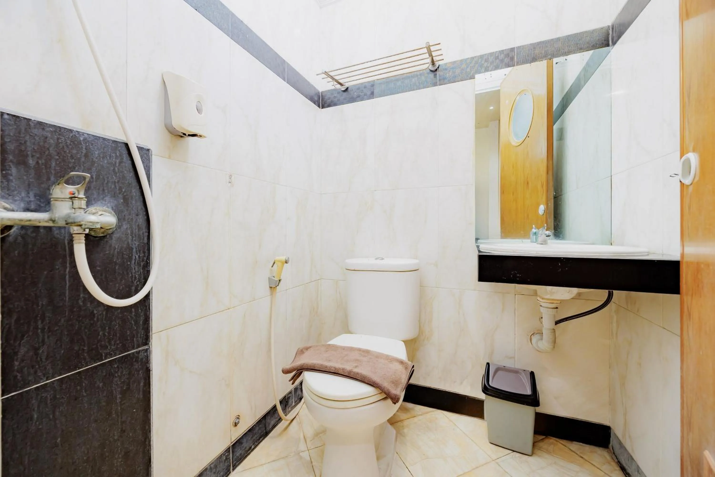 Bathroom in RedDoorz at Hotel Artama Pandanaran Semarang