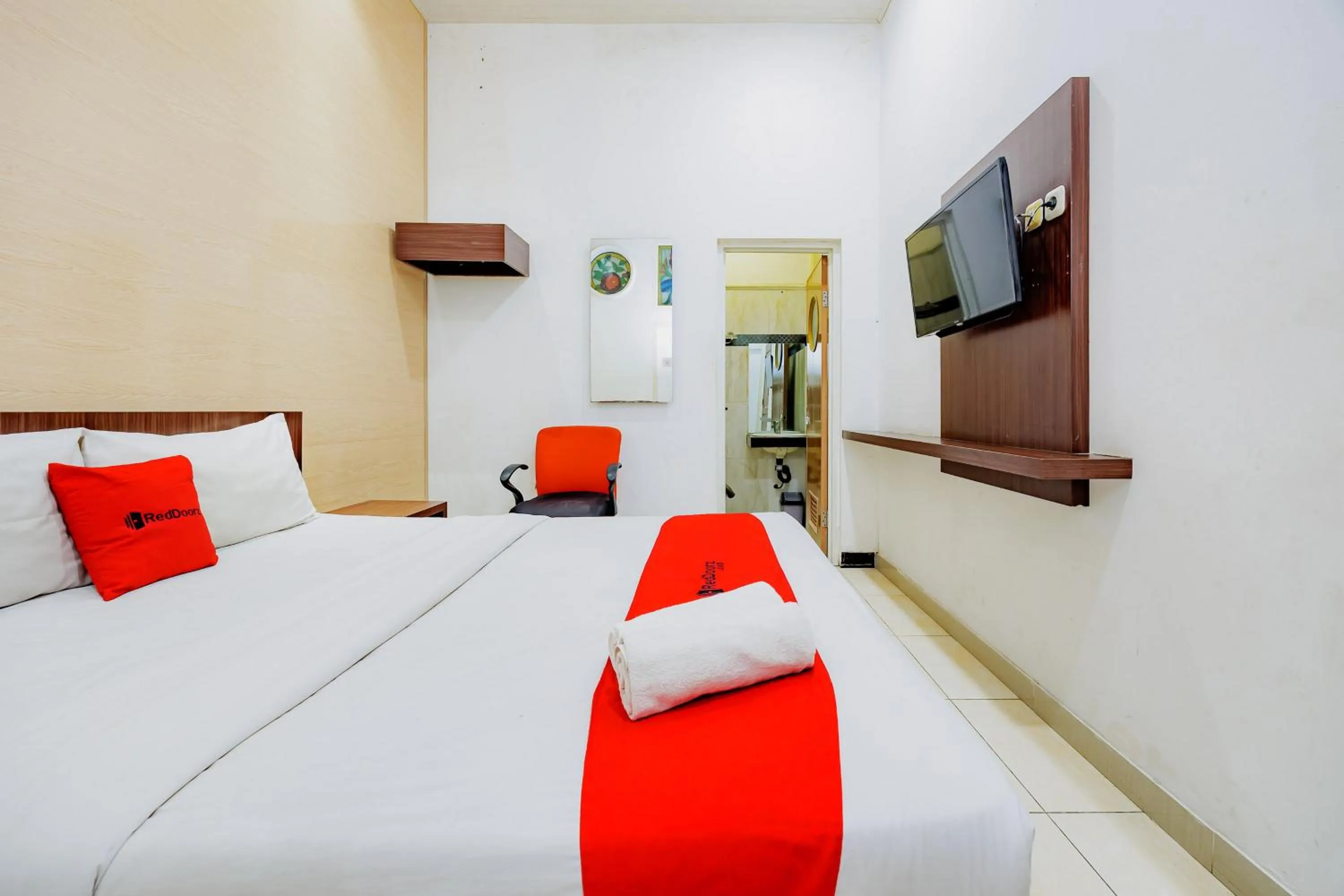 Bedroom, Bed in RedDoorz at Hotel Artama Pandanaran Semarang